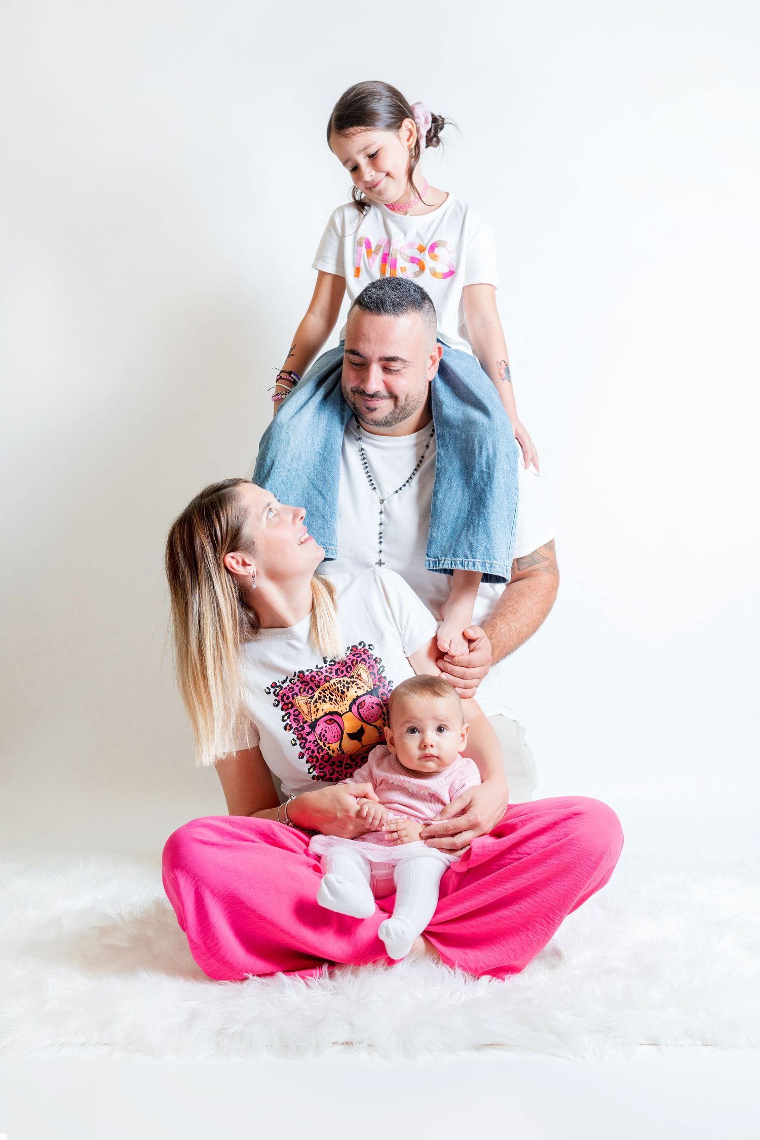 Servizi fotografici di Newborn, Maternità, Famiglia, Compleanni, Feste private, Smashcake, Battesimi, Ritratti. Realizzazione Fotolibri.