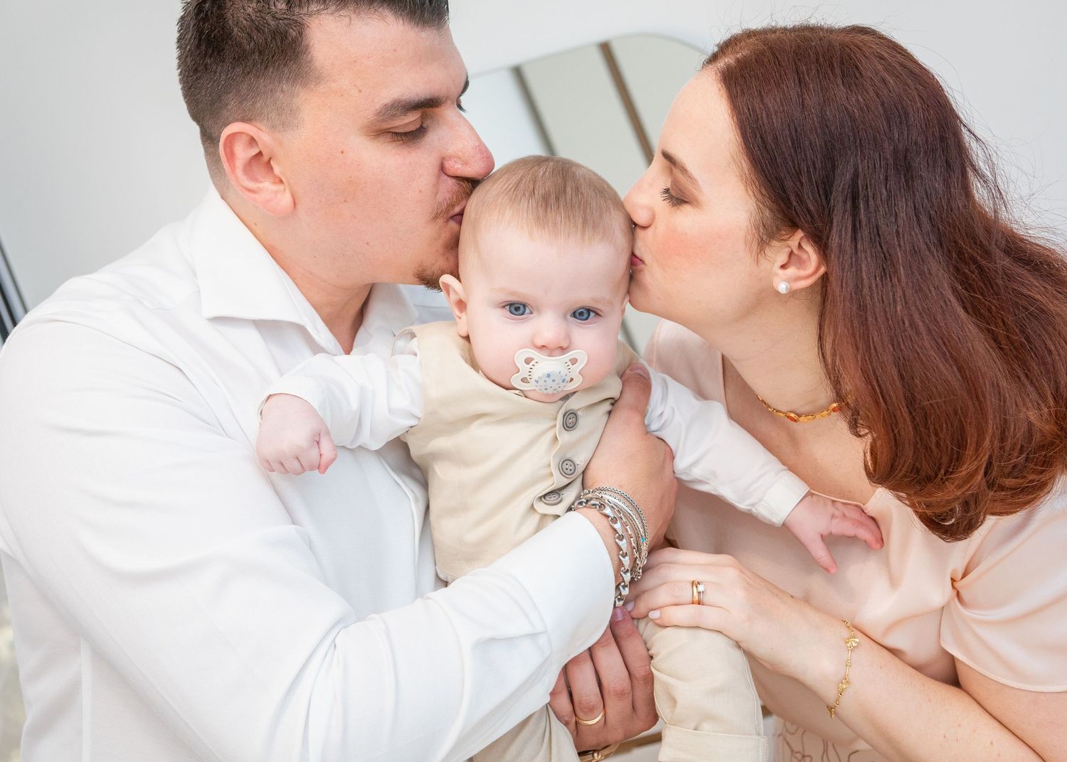 Servizi fotografici di Newborn, Maternità, Famiglia, Compleanni, Feste private, Smashcake, Battesimi, Ritratti. Realizzazione Fotolibri.
