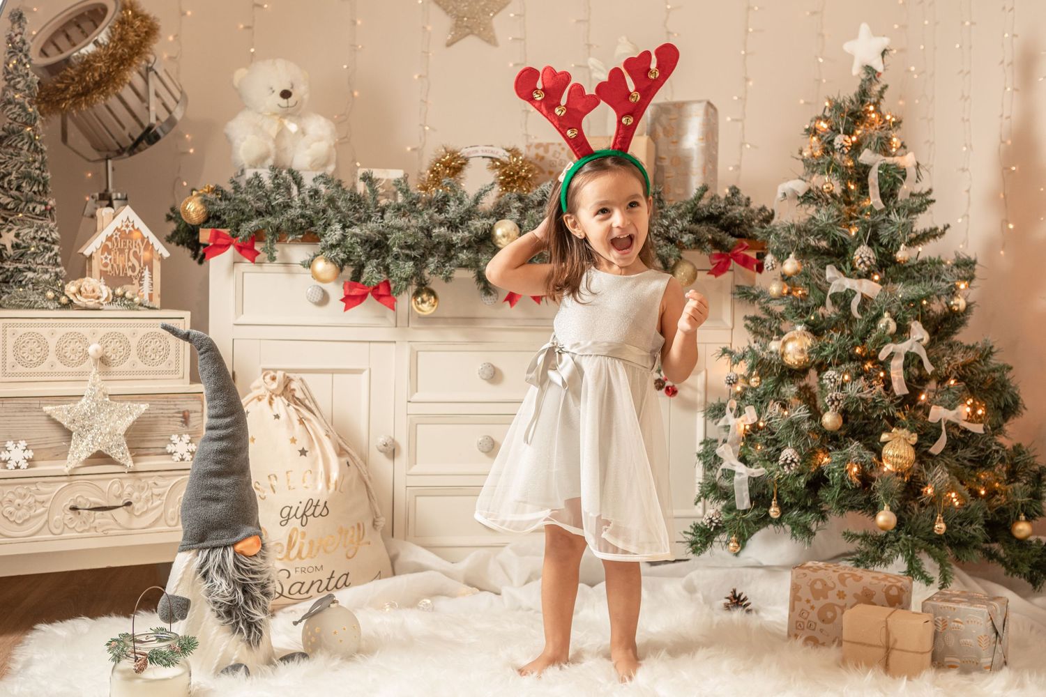 Servizi fotografici di Newborn, Maternità, Famiglia, Compleanni, Feste private, Smashcake, Battesimi, Ritratti. Realizzazione Fotolibri.