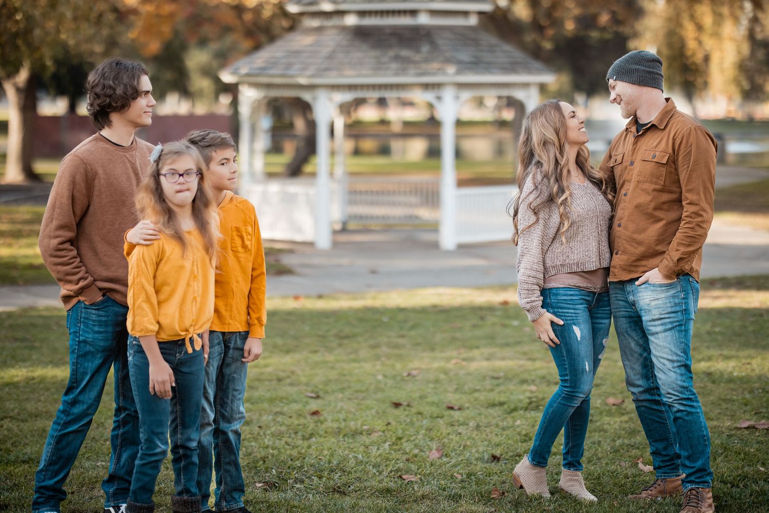 Family session photographed ouydoors in Elk Grove, California by Tea & Sugar Shots by Gretchen Schmidt.
