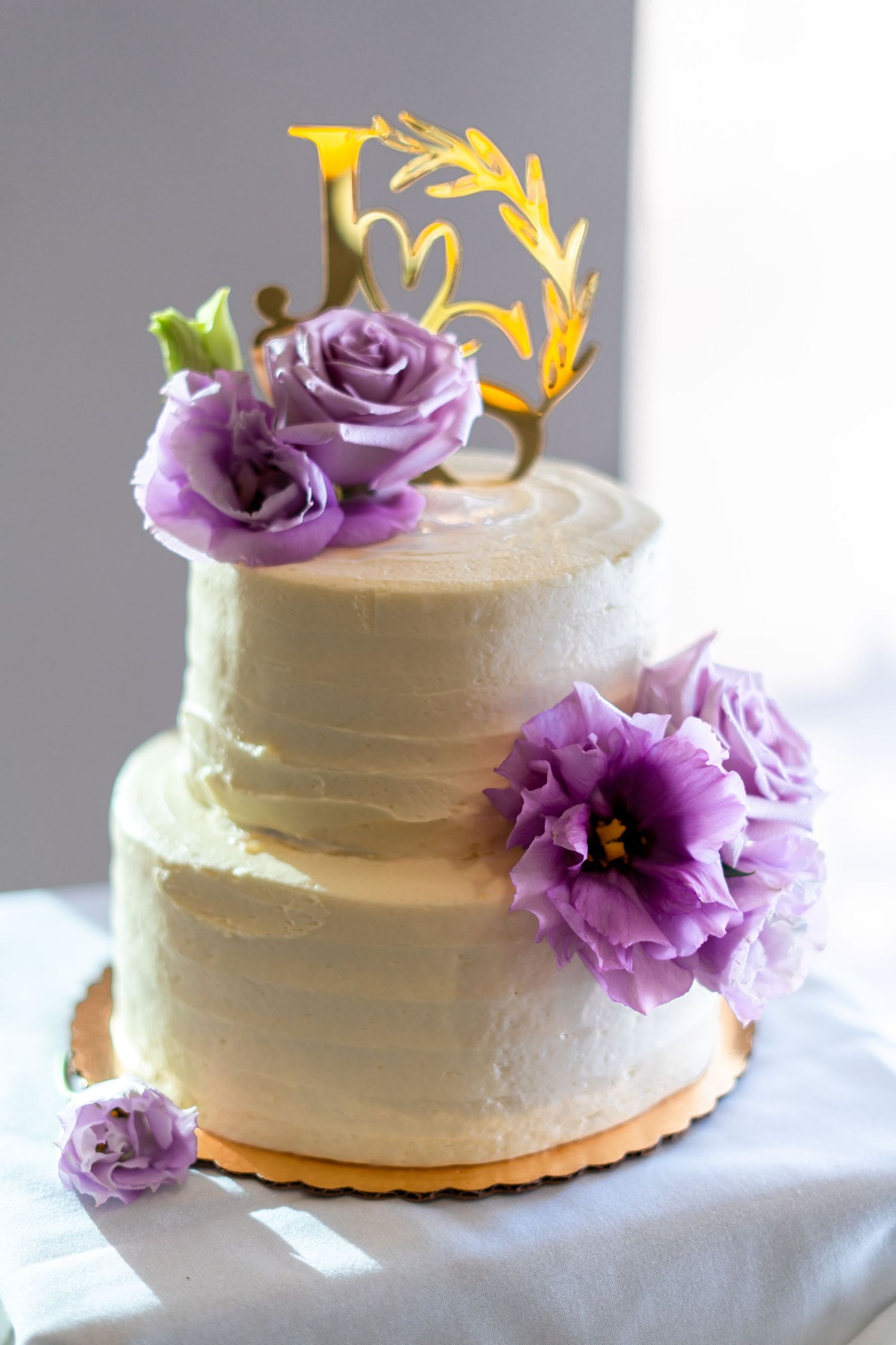 Wedding cake beautifully decorated, adding charm and elegance to the celebration.