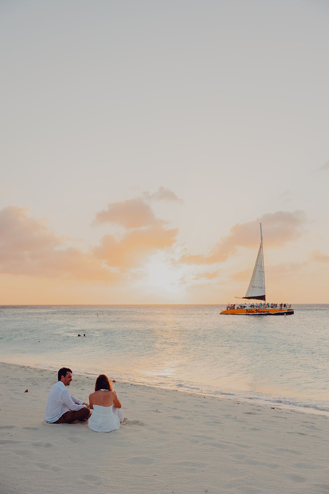 Love story photoshoot on Aruba beach capturing natural romantic moments