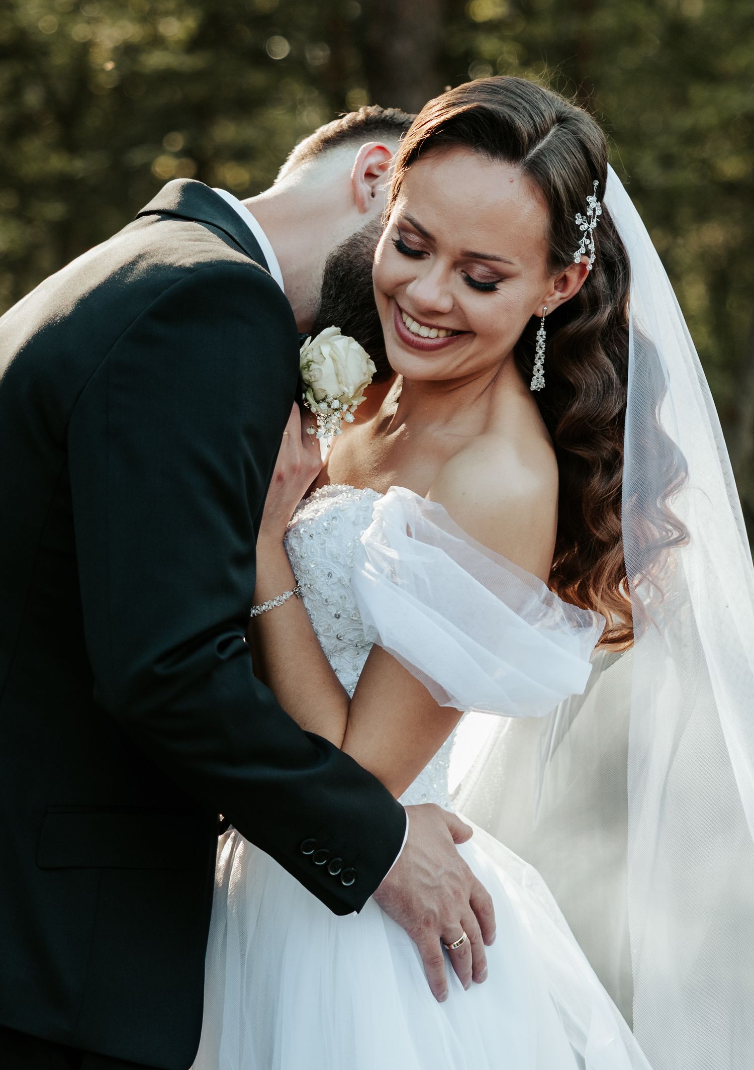 Naturalna sesja ślubna w lesie