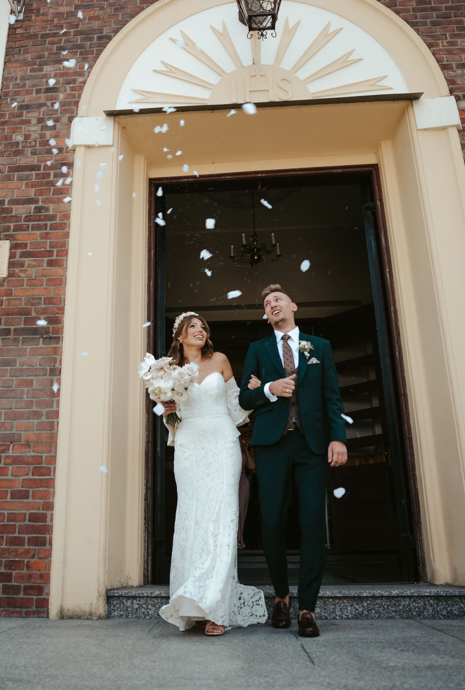 Confetti przed kościołem,
