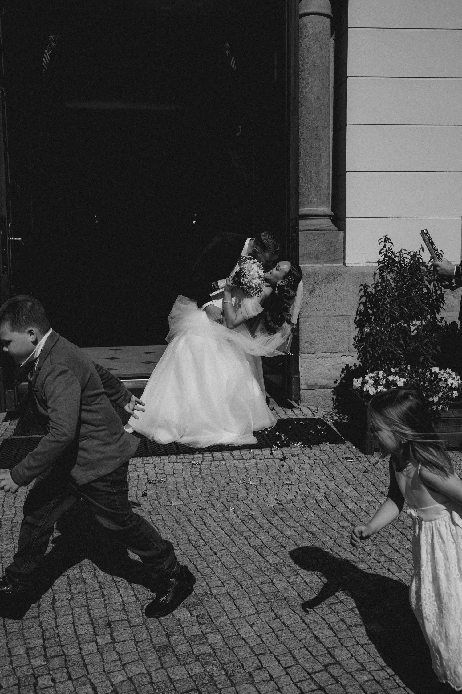 Pocałunek przy wyjściu z kościoła.
