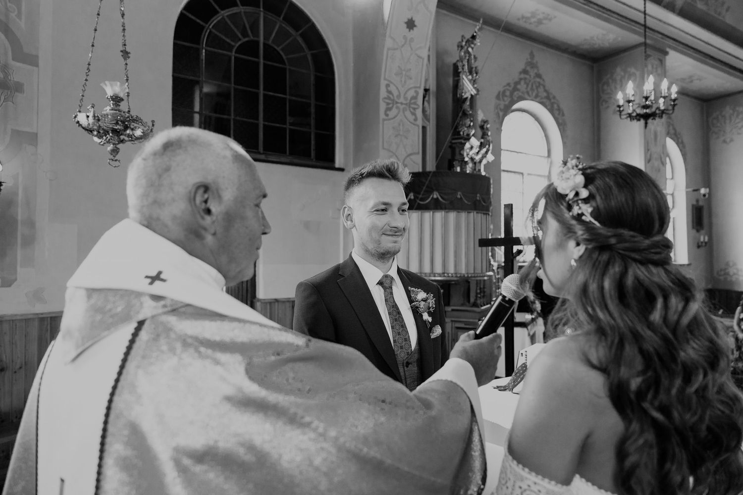 Moment przysięgi ślubnej – fotografia reportażowa