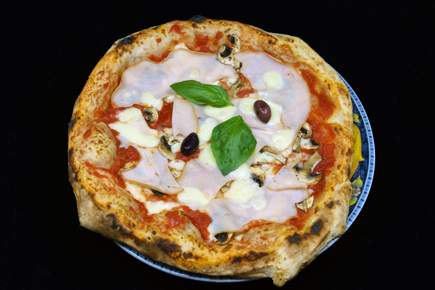 CAPRICIOSSA
Tomato sauce, mozzarella, ham, funghi.