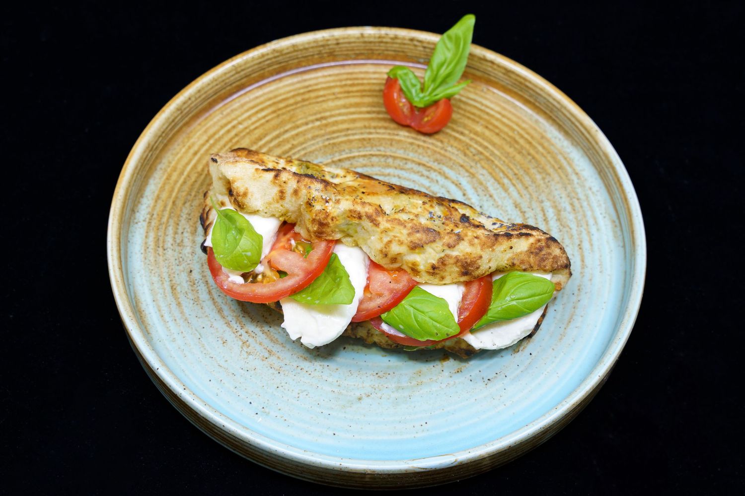 Pumparela Restaurant CAPRESE-VEGETARIAN - Pesto Genovese, Mozzarella di Bufala, Tomate, Basilikum Pesto Genovese, mozzarella di bufala, rajč