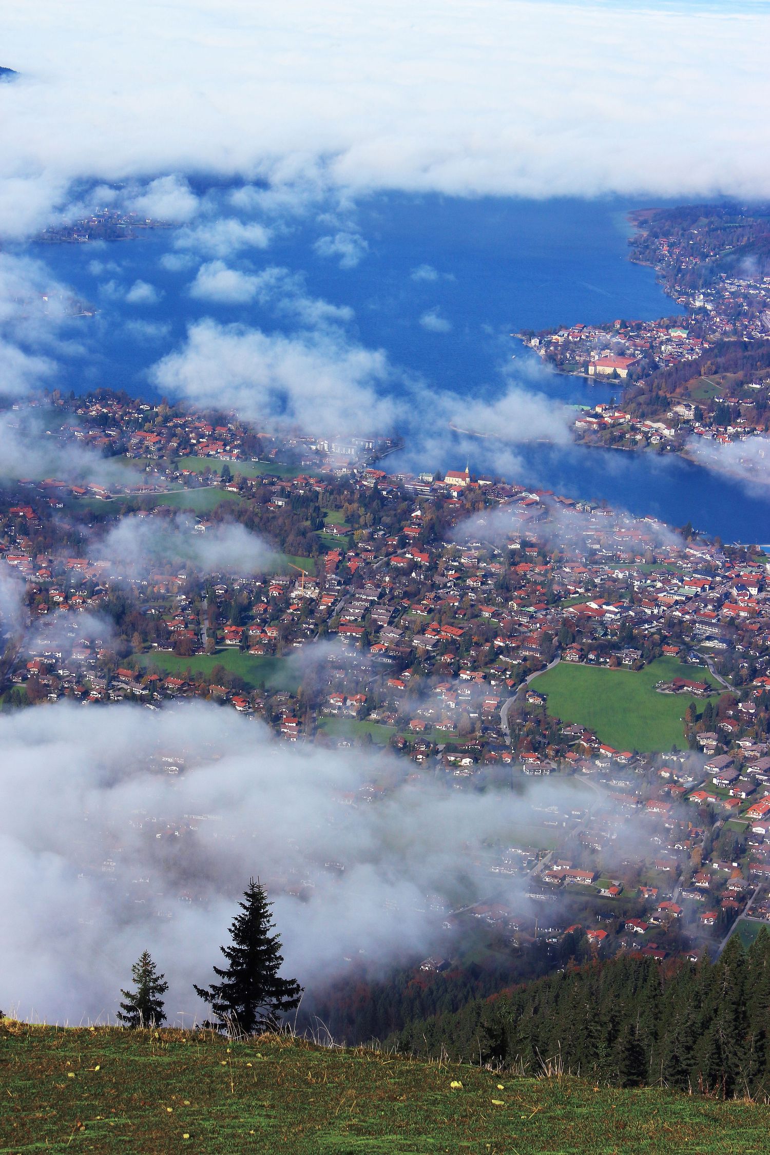 Am-Wallberggipfel-durch-die-Wolken-auf-Tegernsee