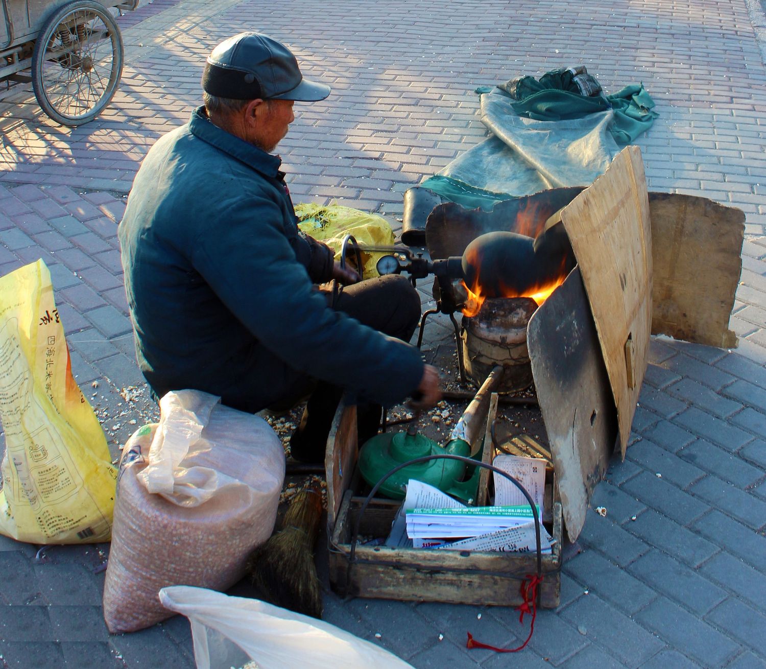 The-Old-Style-Popcorn-Maker-of-Beijing
