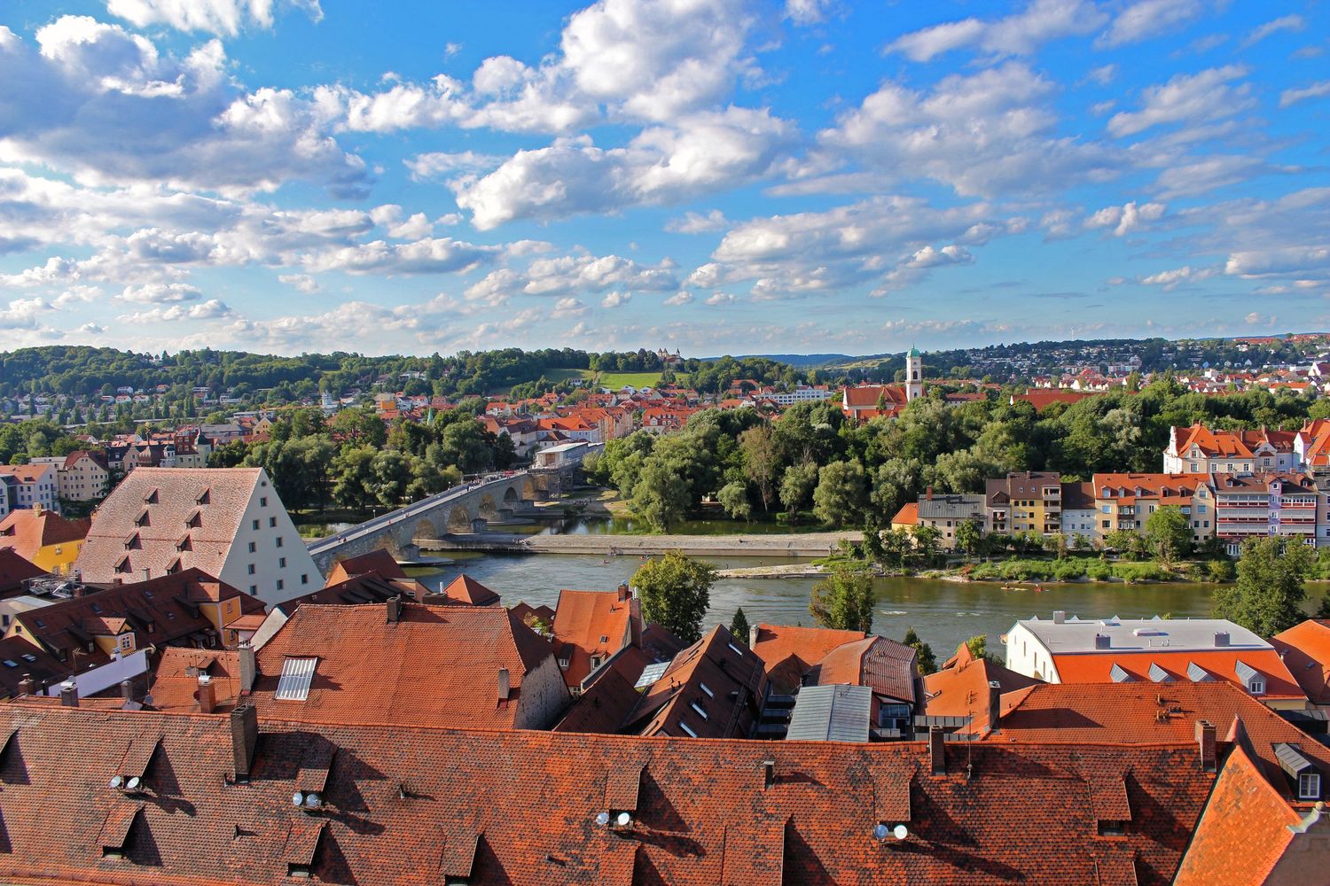 Regensburg, Sicht auf Donau und steinerne Brücke vom Gesandtenturm