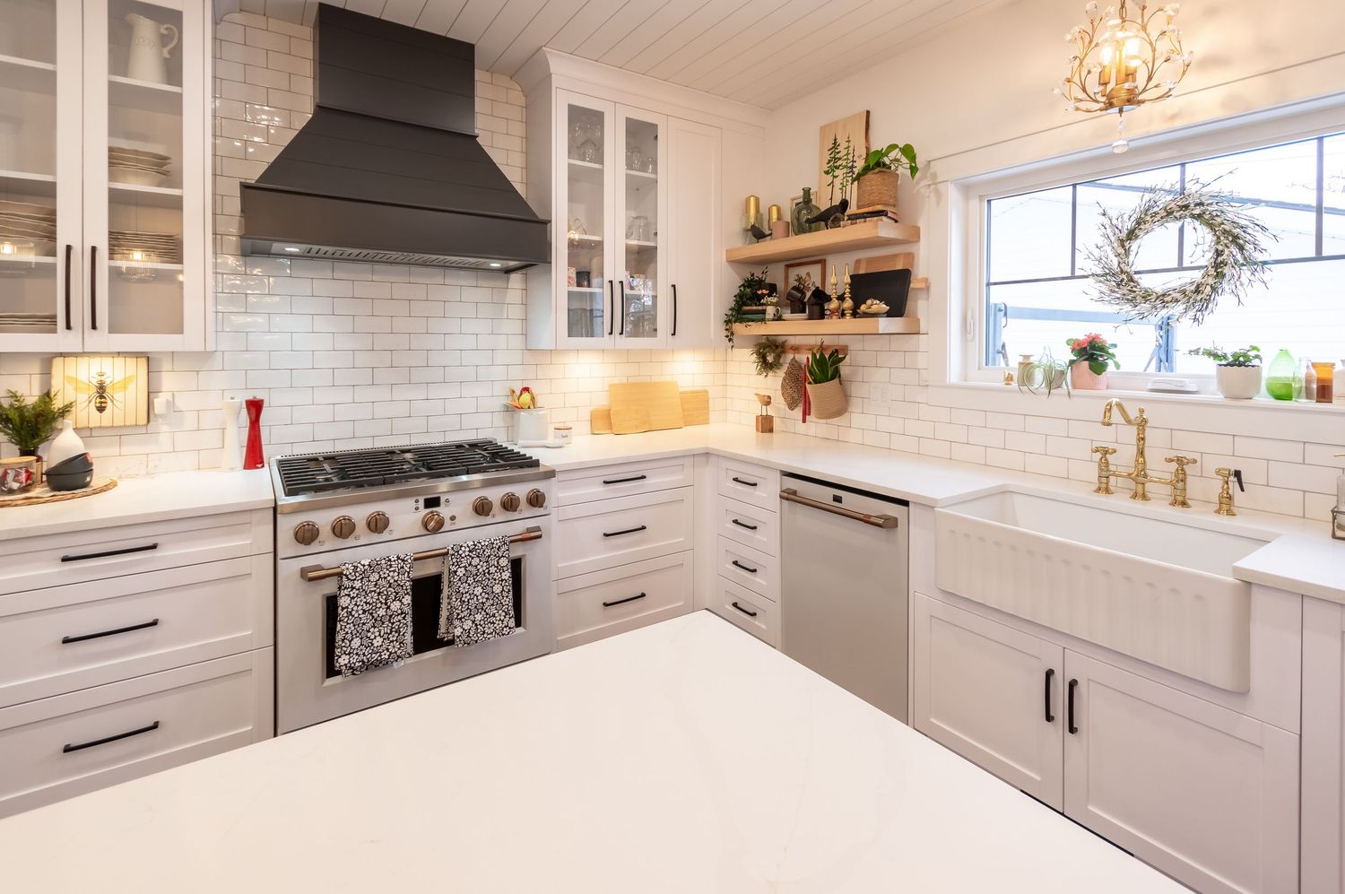 David Spence Photography Central Alberta Real Estate Media new farm style gourmet style kitchen HDR image white and gold color scheme