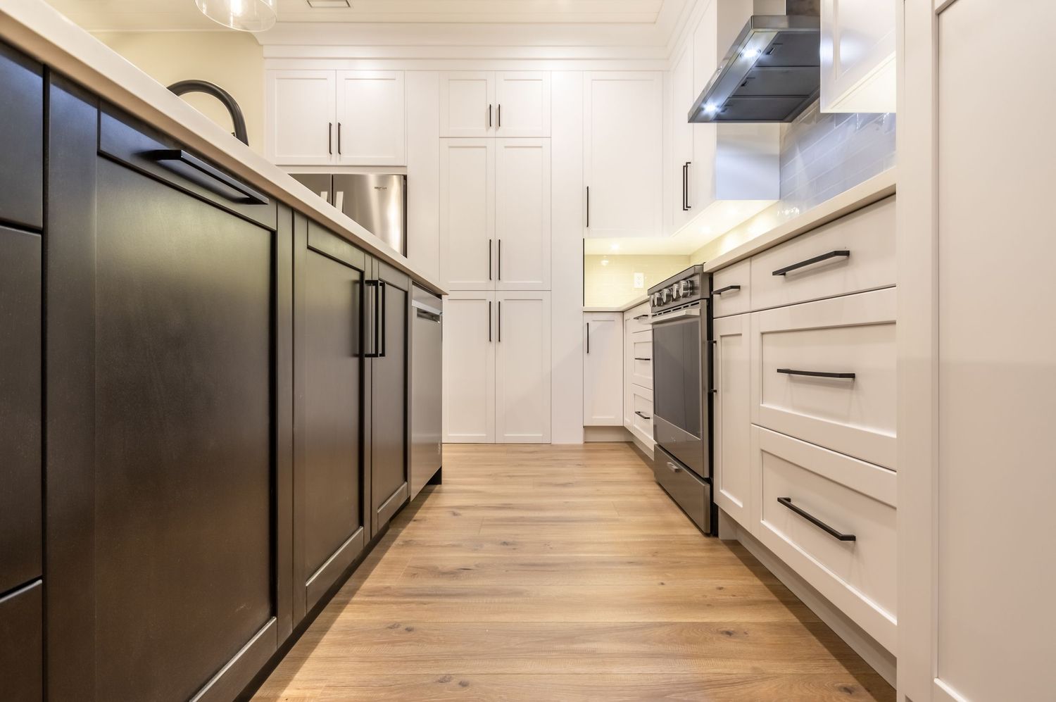David Spence Photography Central Alberta Real Estate Media new farm style gourmet style kitchen HDR image white and gold color scheme