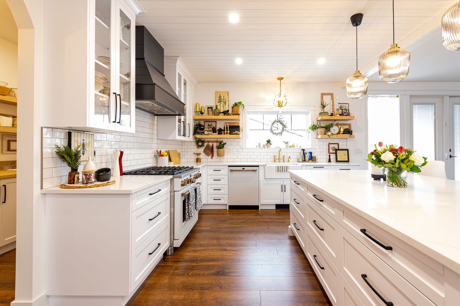 David Spence Photography Central Alberta Real Estate Media new farm style gourmet style kitchen HDR image white and gold color scheme