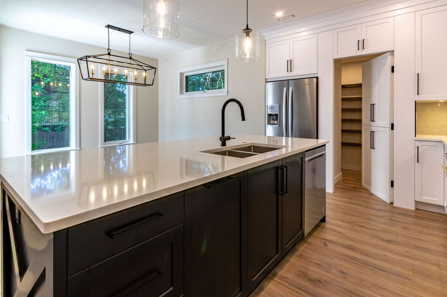 David Spence Photography Central Alberta Real Estate Media new farm style gourmet style kitchen HDR image white and gold color scheme