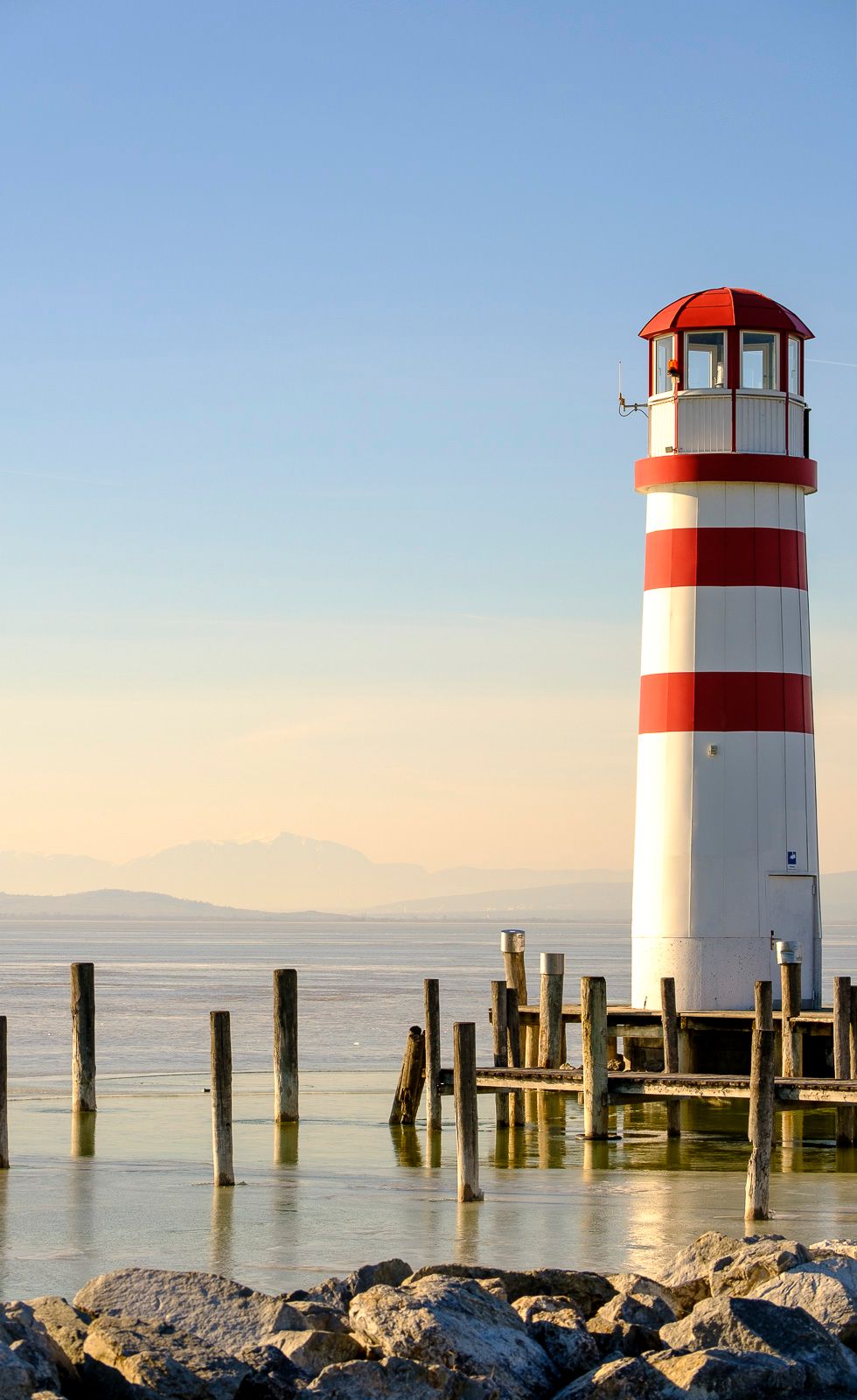 Lighthouse on a lake shared between Austria and Hungary, Vienna, Austria, 비엔나 스냅 촬영, 여행사진, 비엔나 스냅, 오스트리아 여행