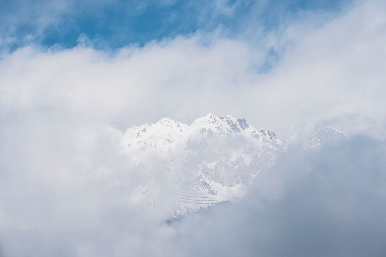 A snowy mountain in Innsbruck covered in clouds, Vienna, Austria, 비엔나 스냅 촬영, 여행사진, 비엔나 스냅, 오스트리아 여행