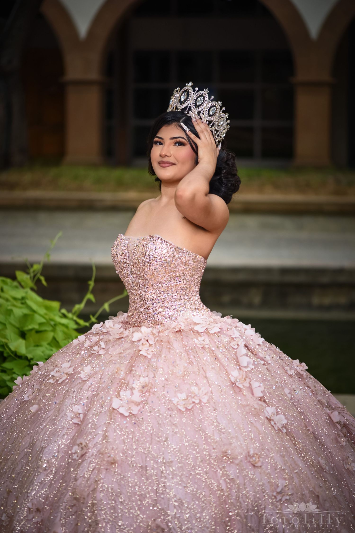 Fotografía profesional Save the Date de quinceañera en Dallas–Fort Worth enfocada en confianza y preparación antes del evento