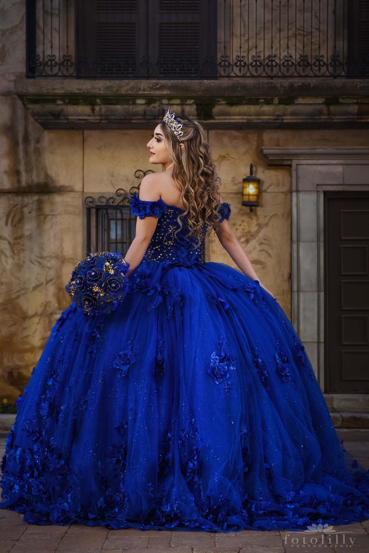 Sesión de fotos de quinceañera en locaciones icónicas de Dallas Fort Worth con retratos elegantes y naturales