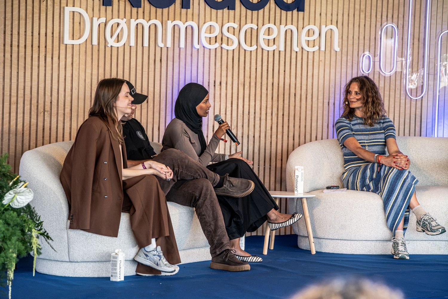 Three women in conversation at the Nordea Drømmescenen panel event seated on white sofas.