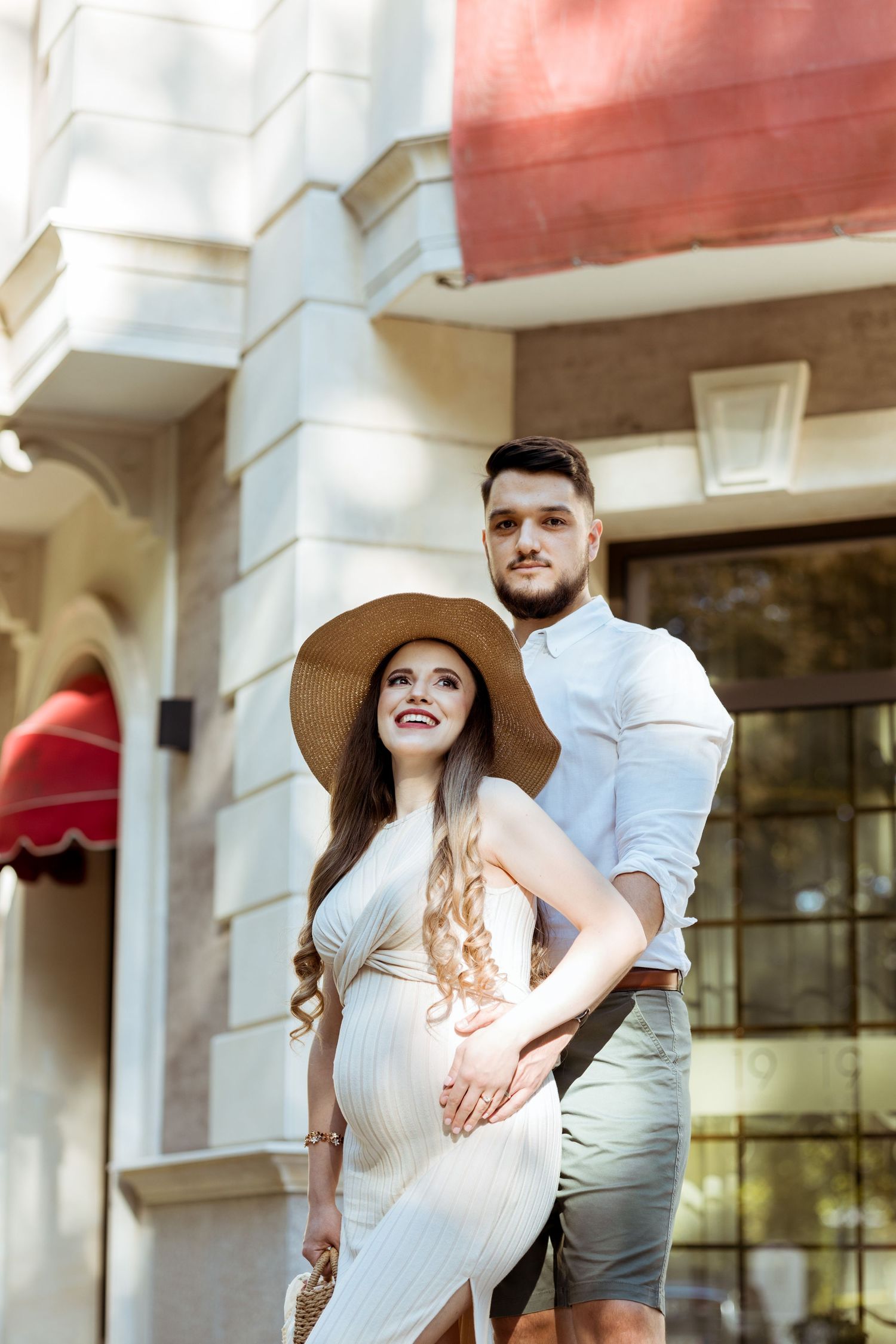 Фотосесия за бременни с бъдещ татко – портрет на двойка на открито
