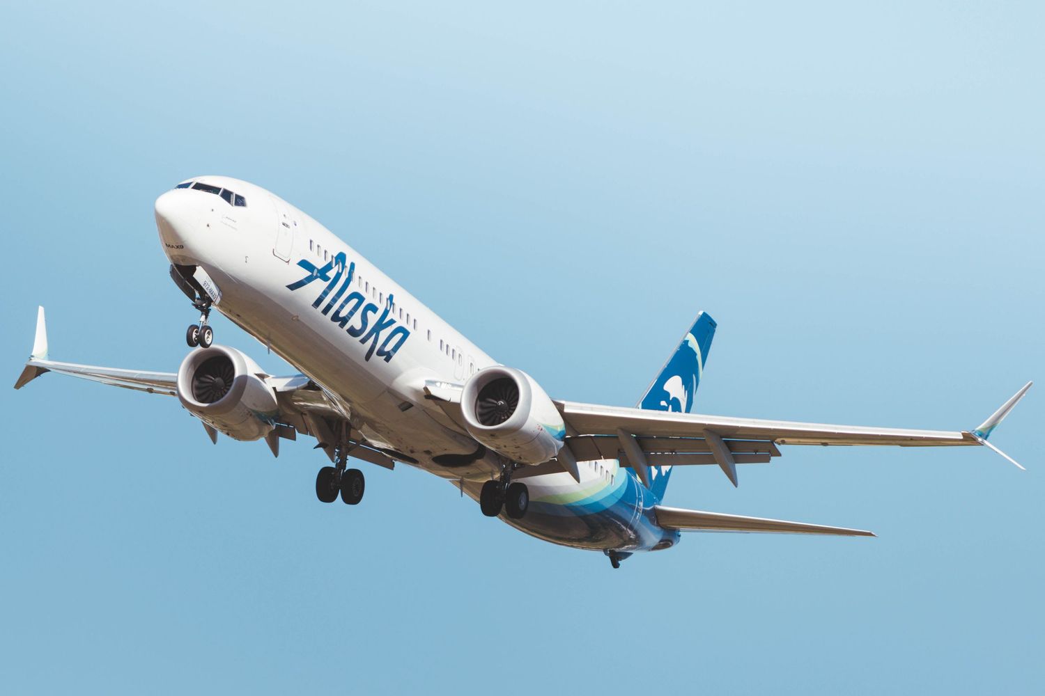 Alaska Airlines Boeing 737 Landing at PDX. Plane Spotting Photography at Portland International Airport.