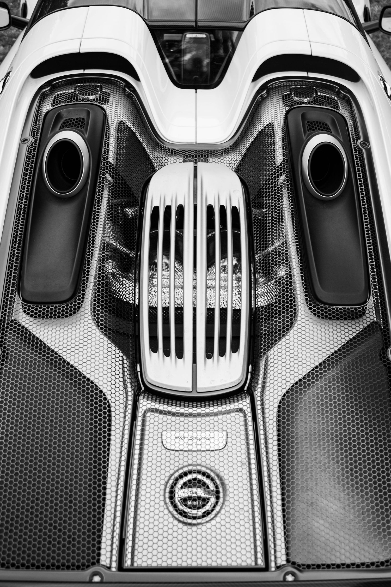 Porsche 918 engine and exhaust