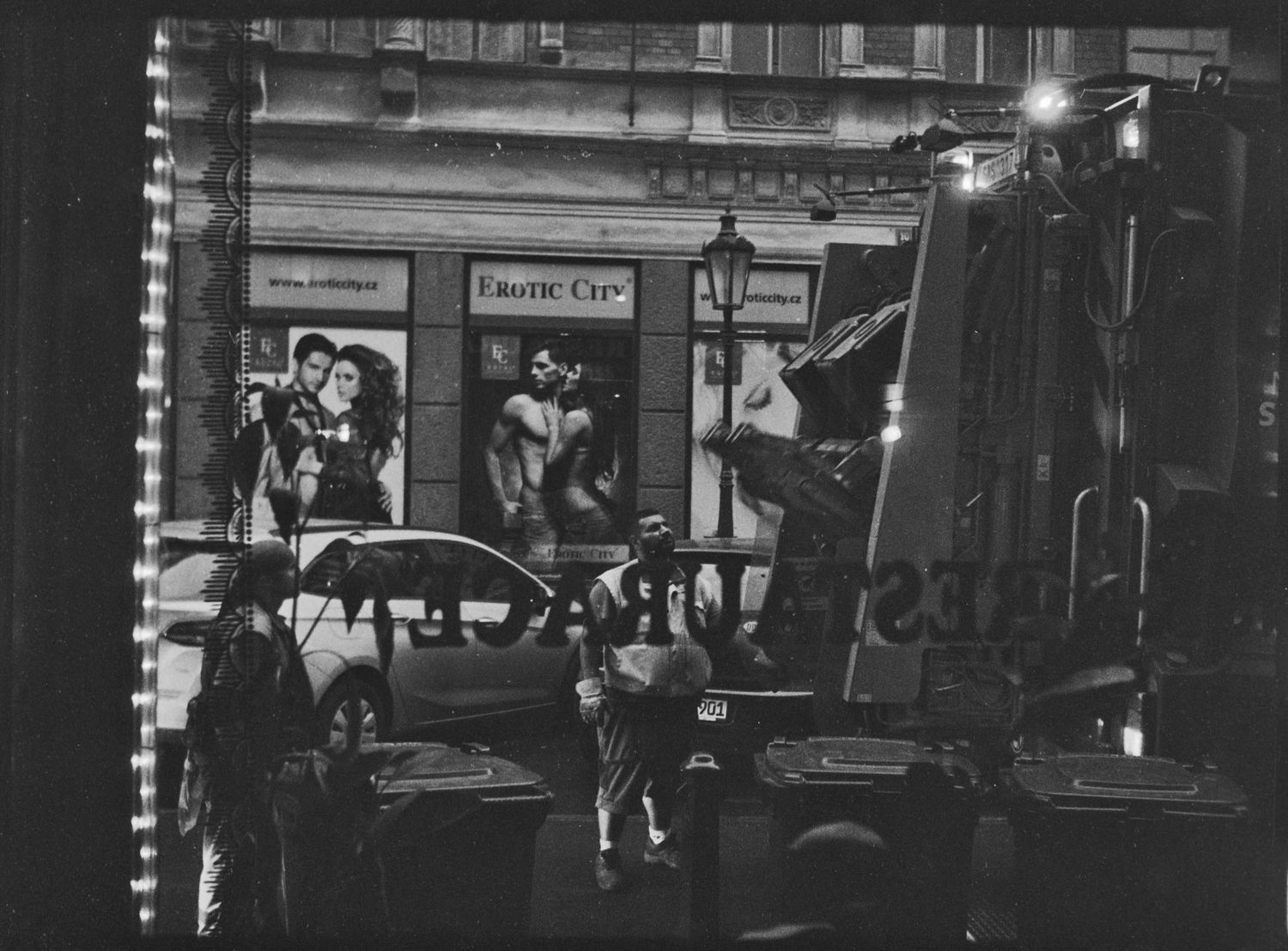 Garbage collector watching the machine