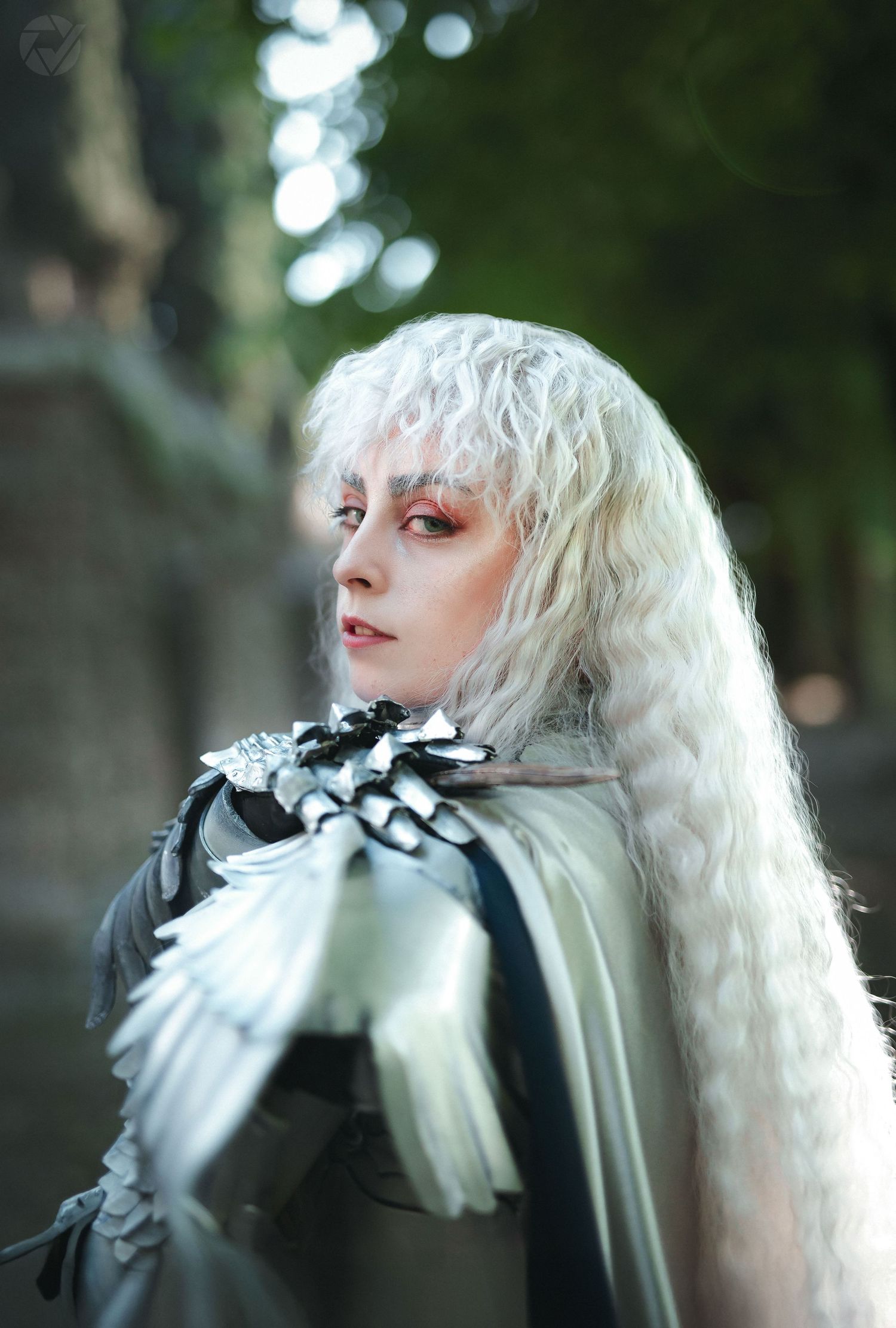 Cosplay Berserk, photo portrait à Toulon, photographe capture univers sombre et costume détaillé.