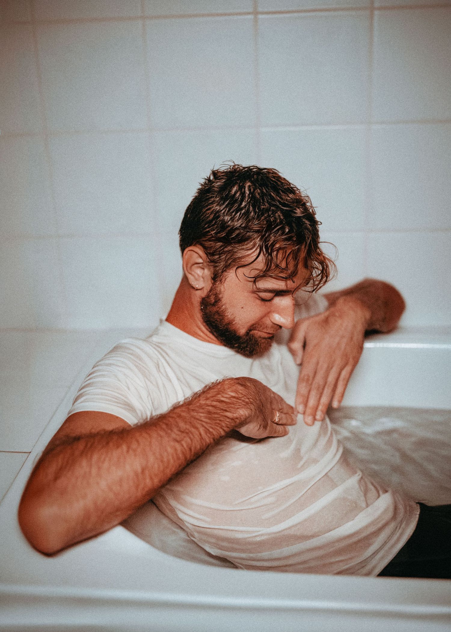 Portrait cosplay en baignoire, photographe à Toulon capture ambiance intimiste