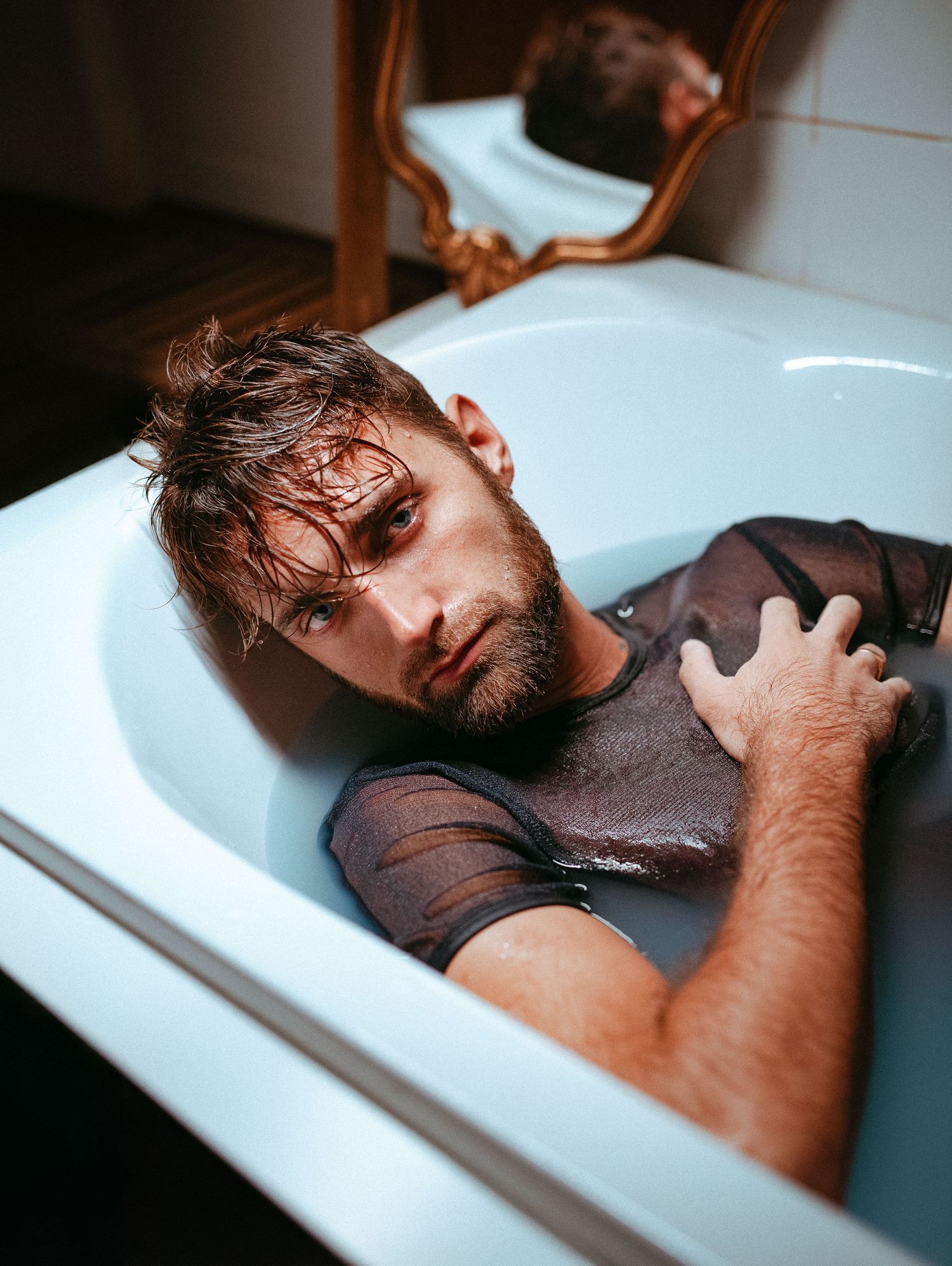 Portrait cosplay en baignoire, photographe à Toulon capture ambiance intimiste .