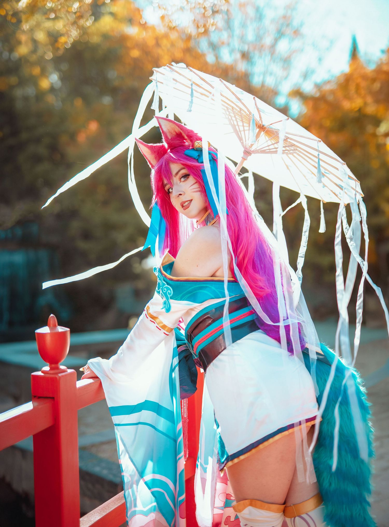 Cosplay Ahri League of Legends, photo par photographe à Toulon, portrait fantasy et costume soigné.