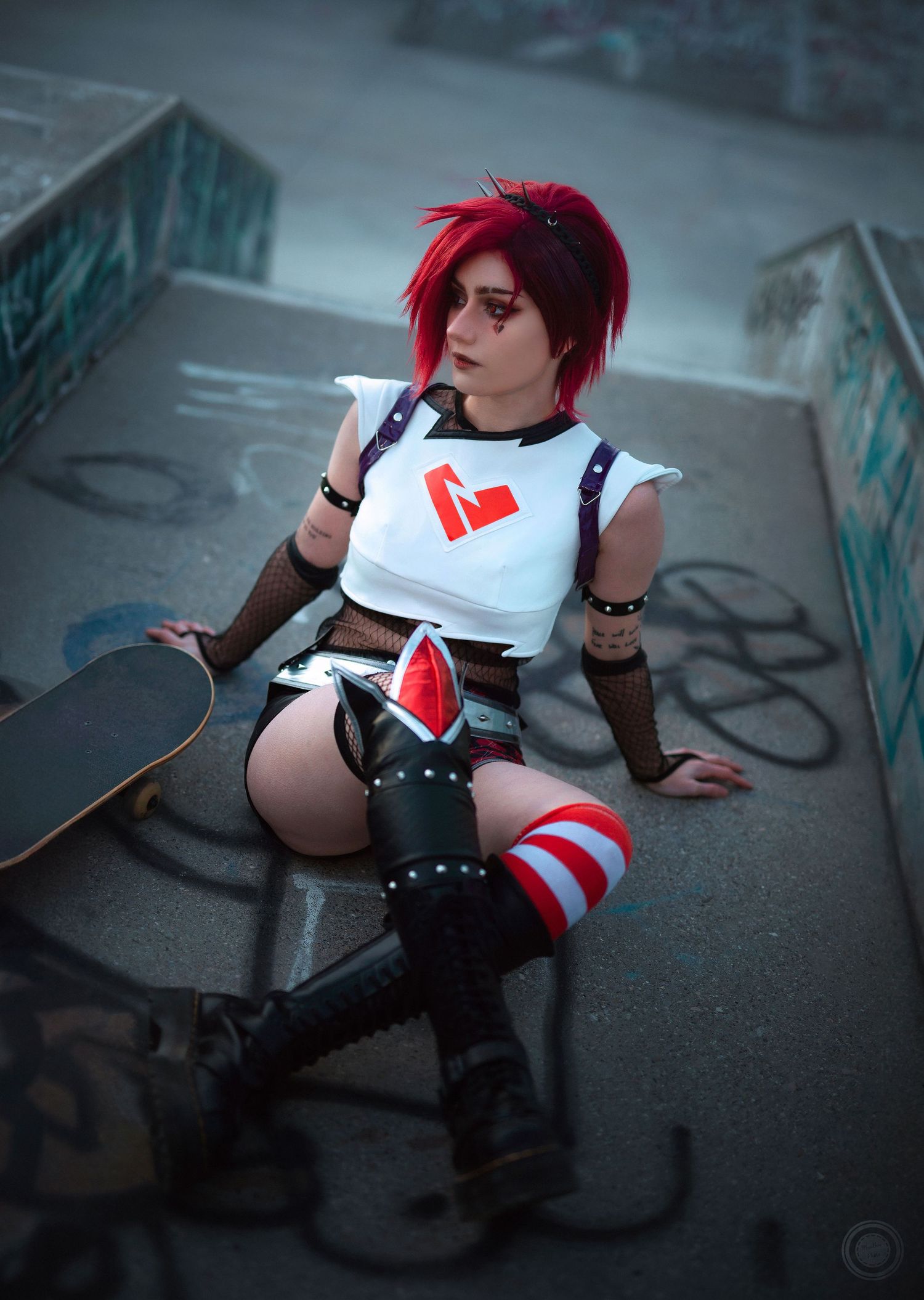 Cosplay Vi League of Legends, photo à Toulon, photographe met en valeur costume et expressions.