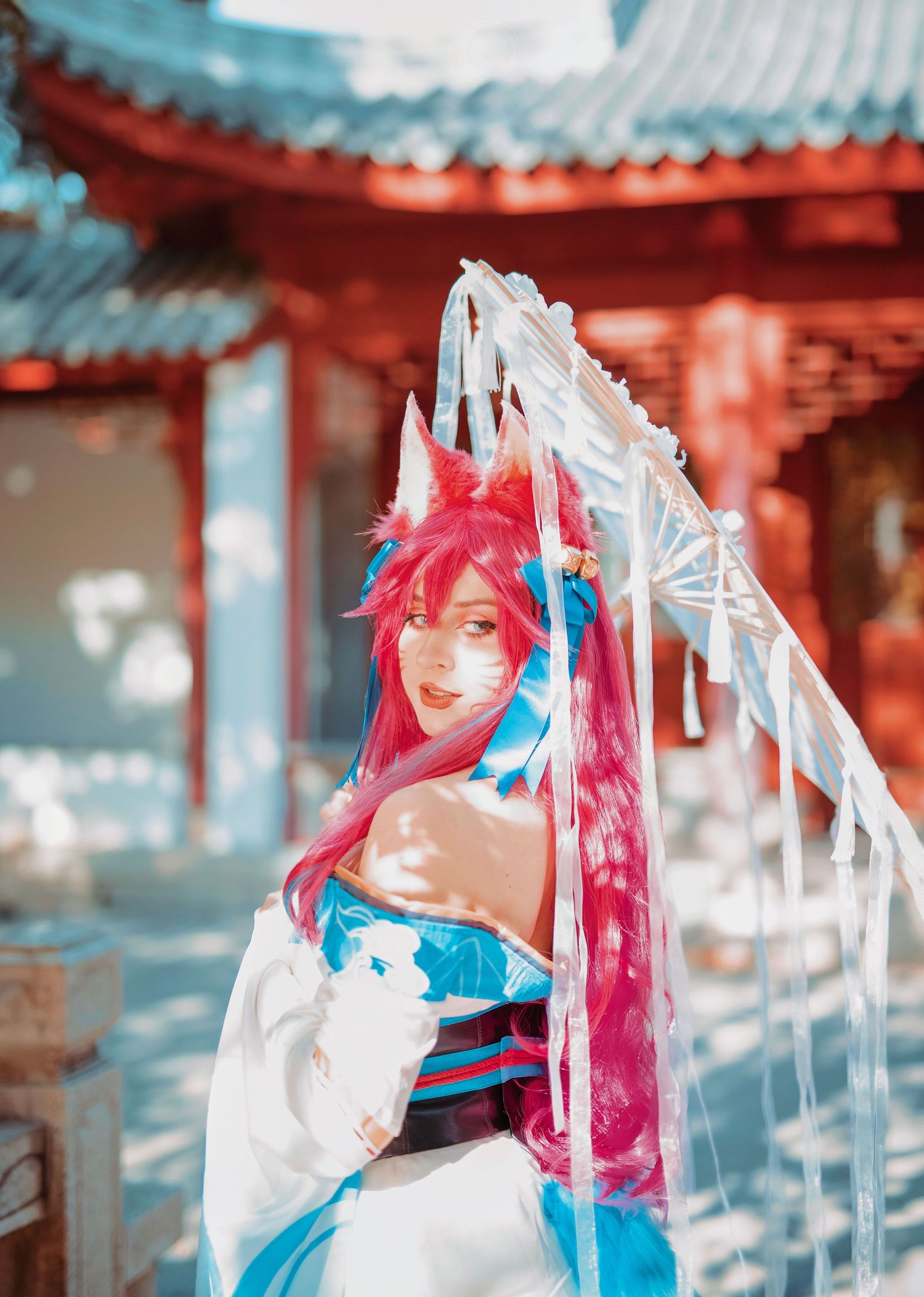 Cosplay Ahri League of Legends, photo par photographe à Toulon, portrait fantasy et costume soigné.