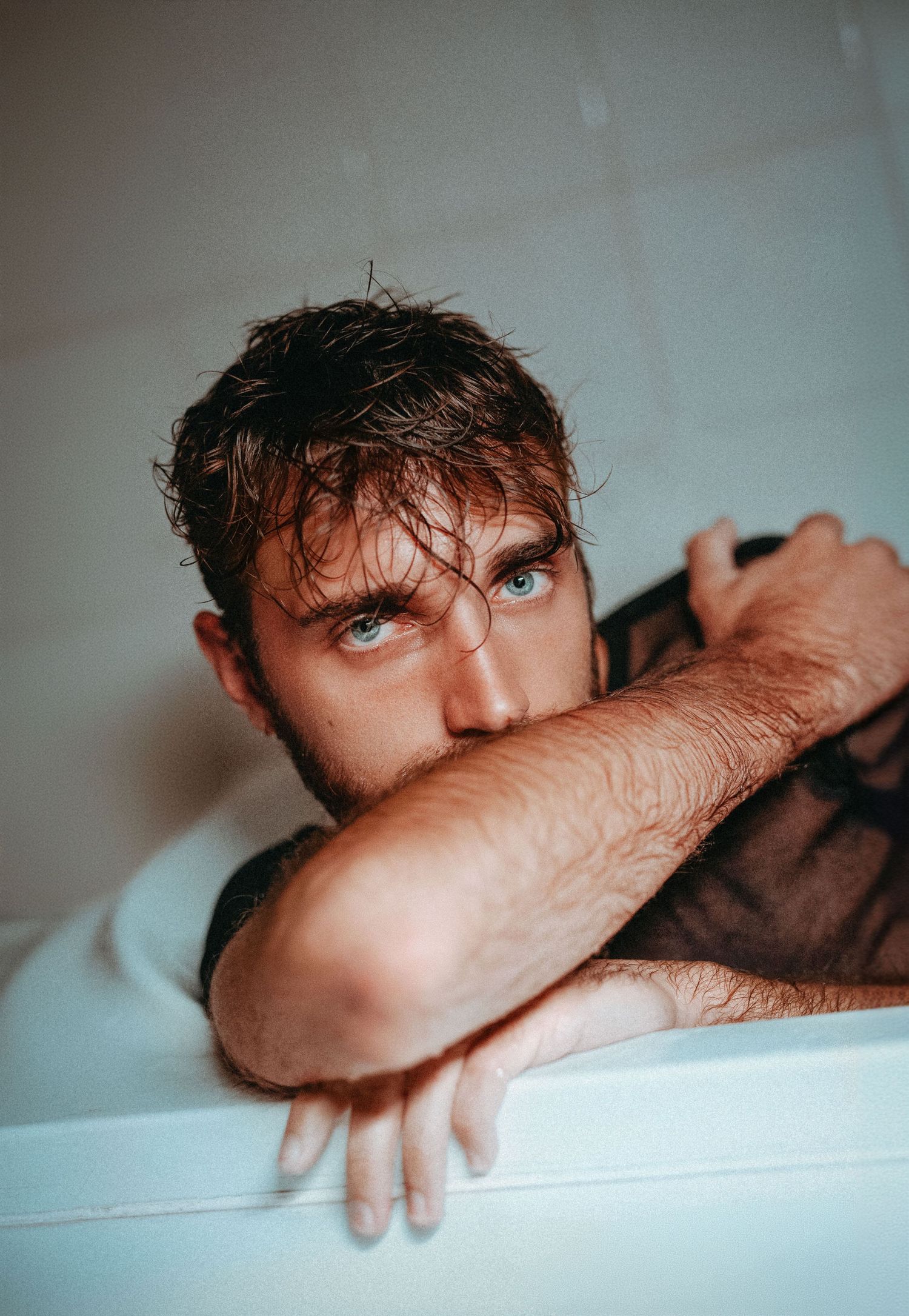 Portrait cosplay en baignoire, photographe à Toulon capture ambiance intimiste