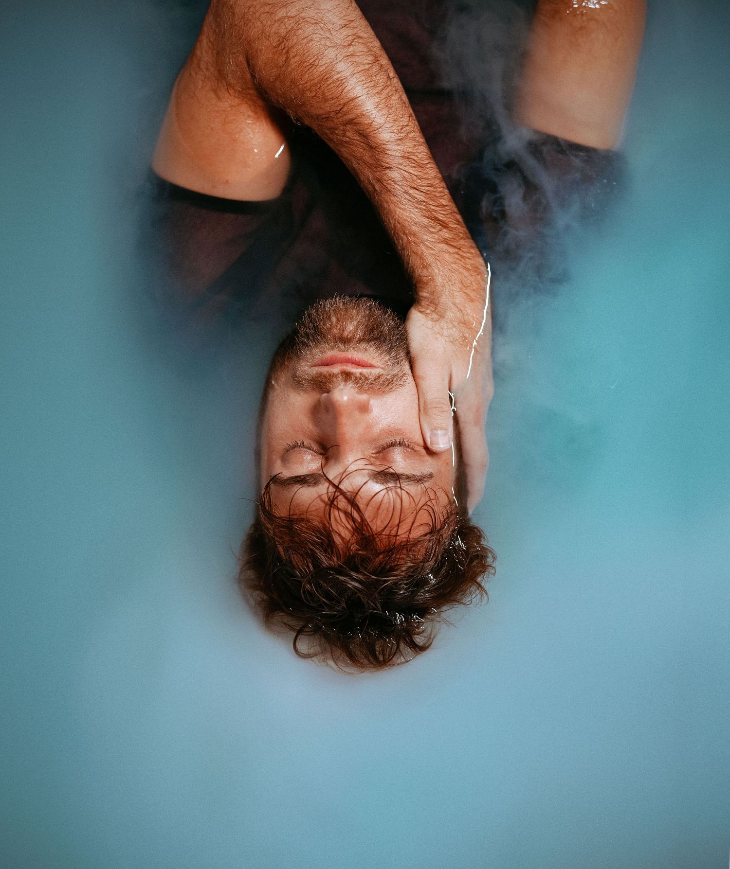 Portrait cosplay en baignoire, photographe à Toulon capture ambiance intimiste