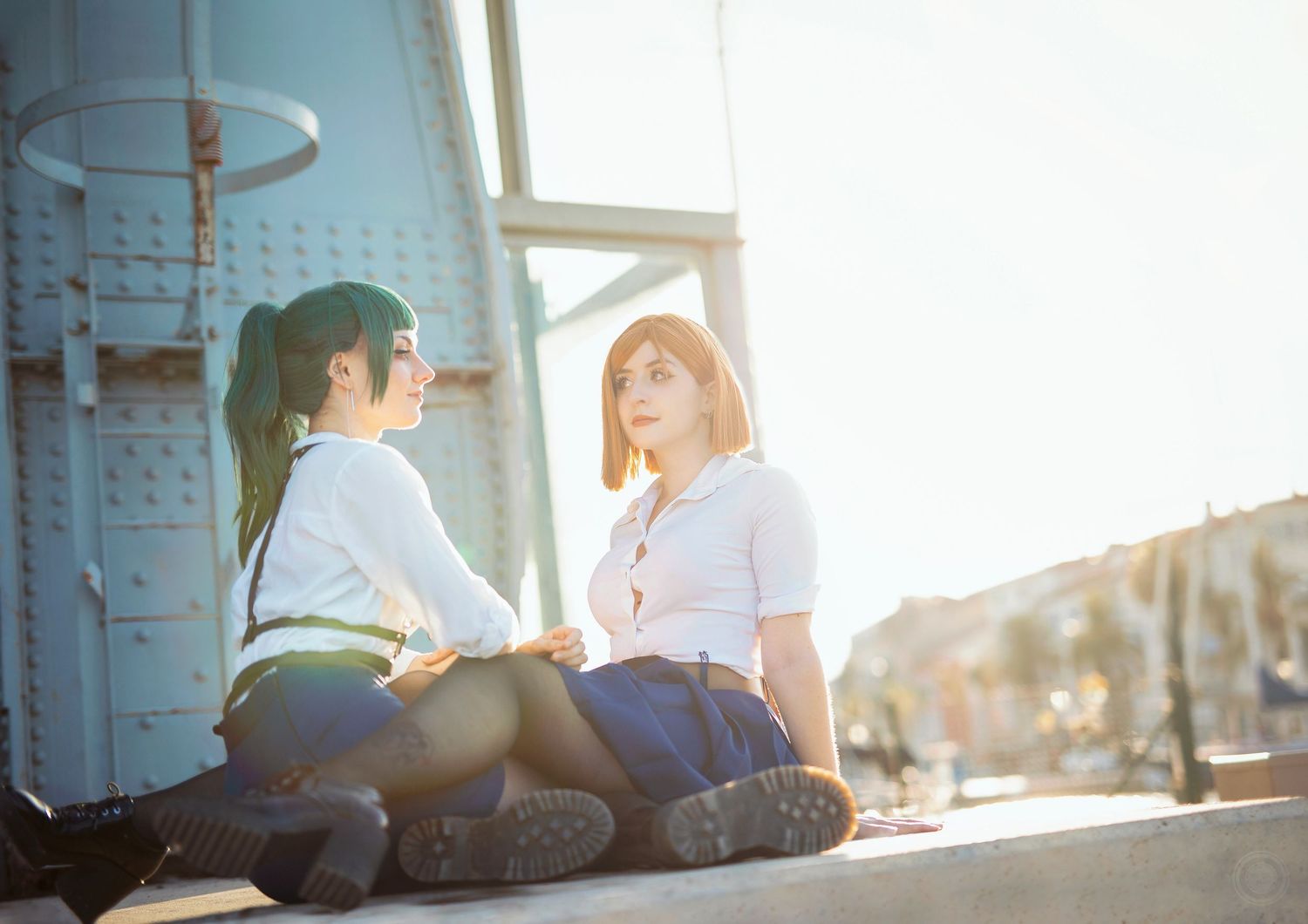 Duo cosplay jujustu kaisen à Toulon, photographe capture portraits et interactions des personnages avec style fantasy.