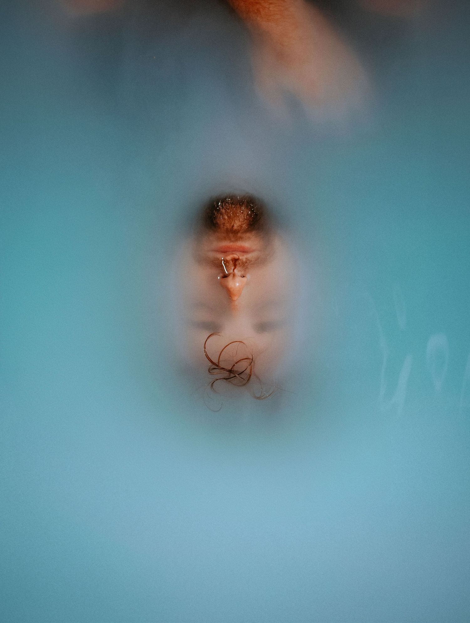Portrait cosplay en baignoire, photographe à Toulon capture ambiance intimiste.