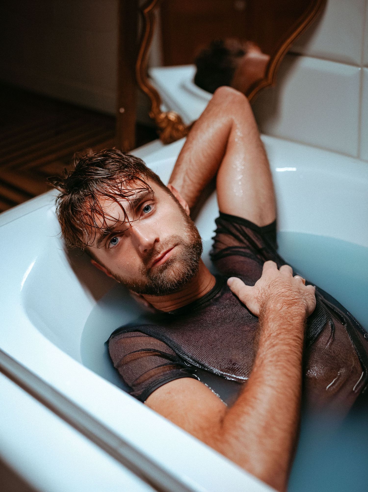 Portrait cosplay en baignoire, photographe à Toulon capture ambiance intimiste.