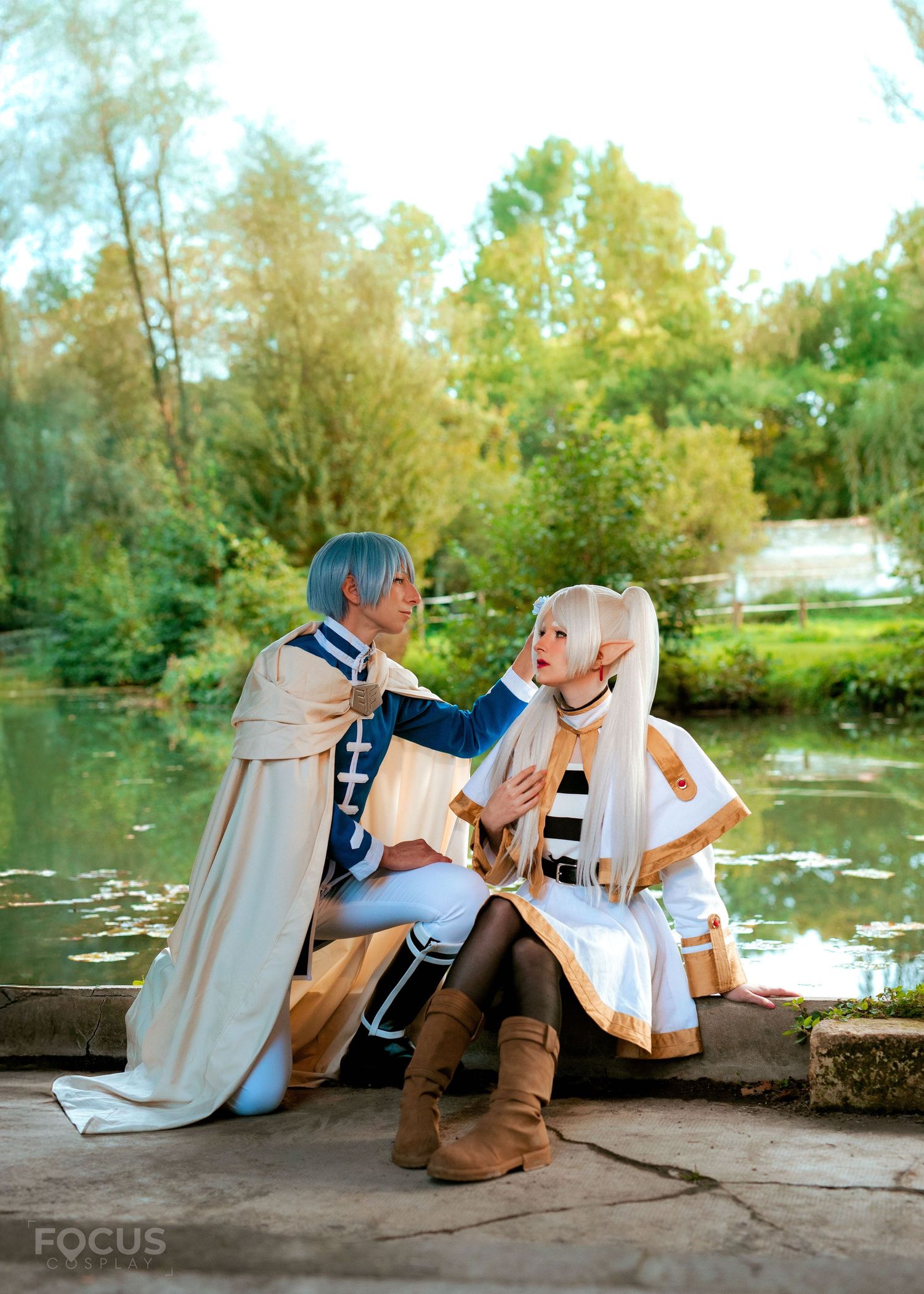 Cosplay Friren et Himmel, photo à Toulon, photographe immortalise personnages et ambiance fantasy.