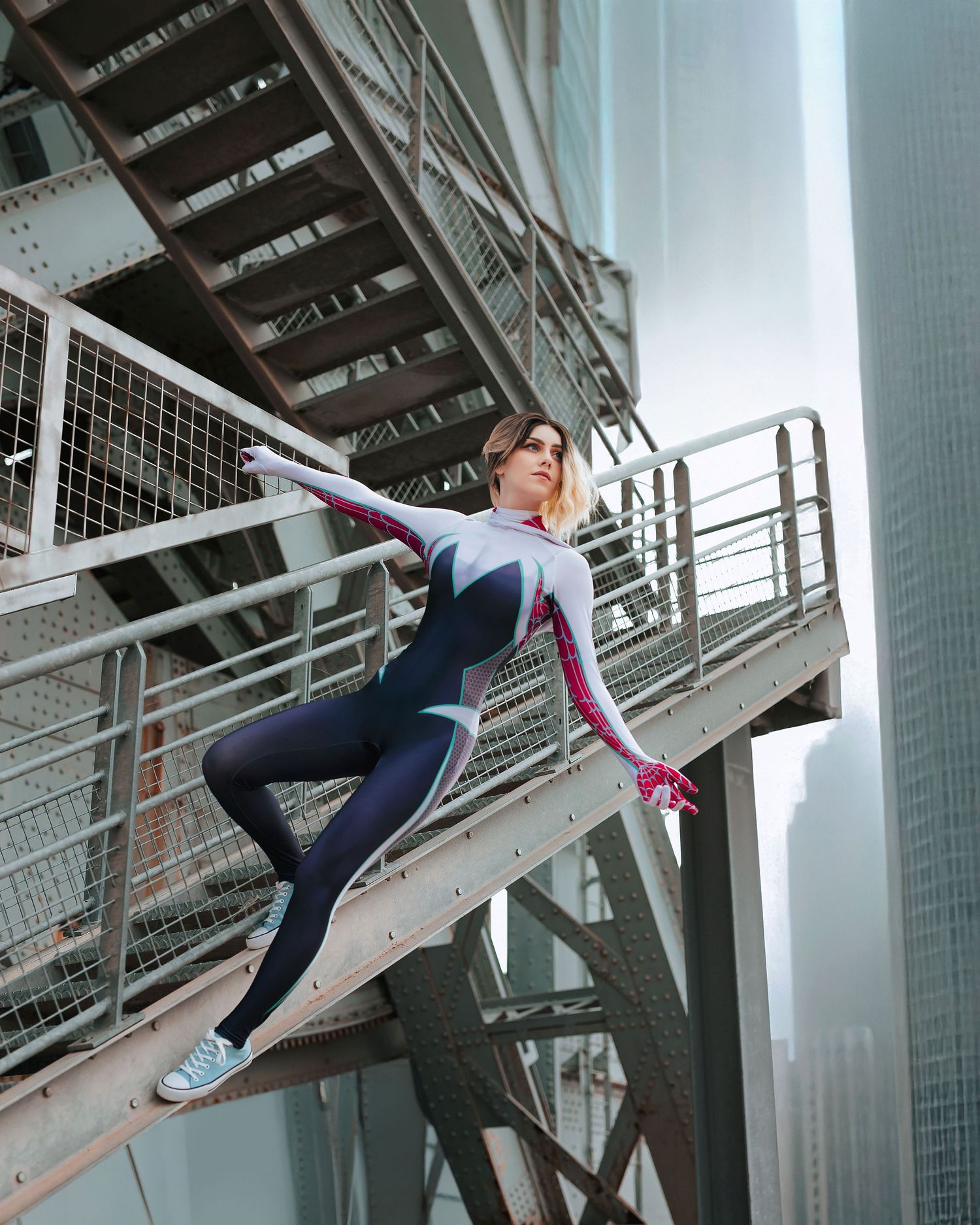 Cosplay Spider Gwen, photo à Toulon, photographe immortalise costume et pose dynamique.