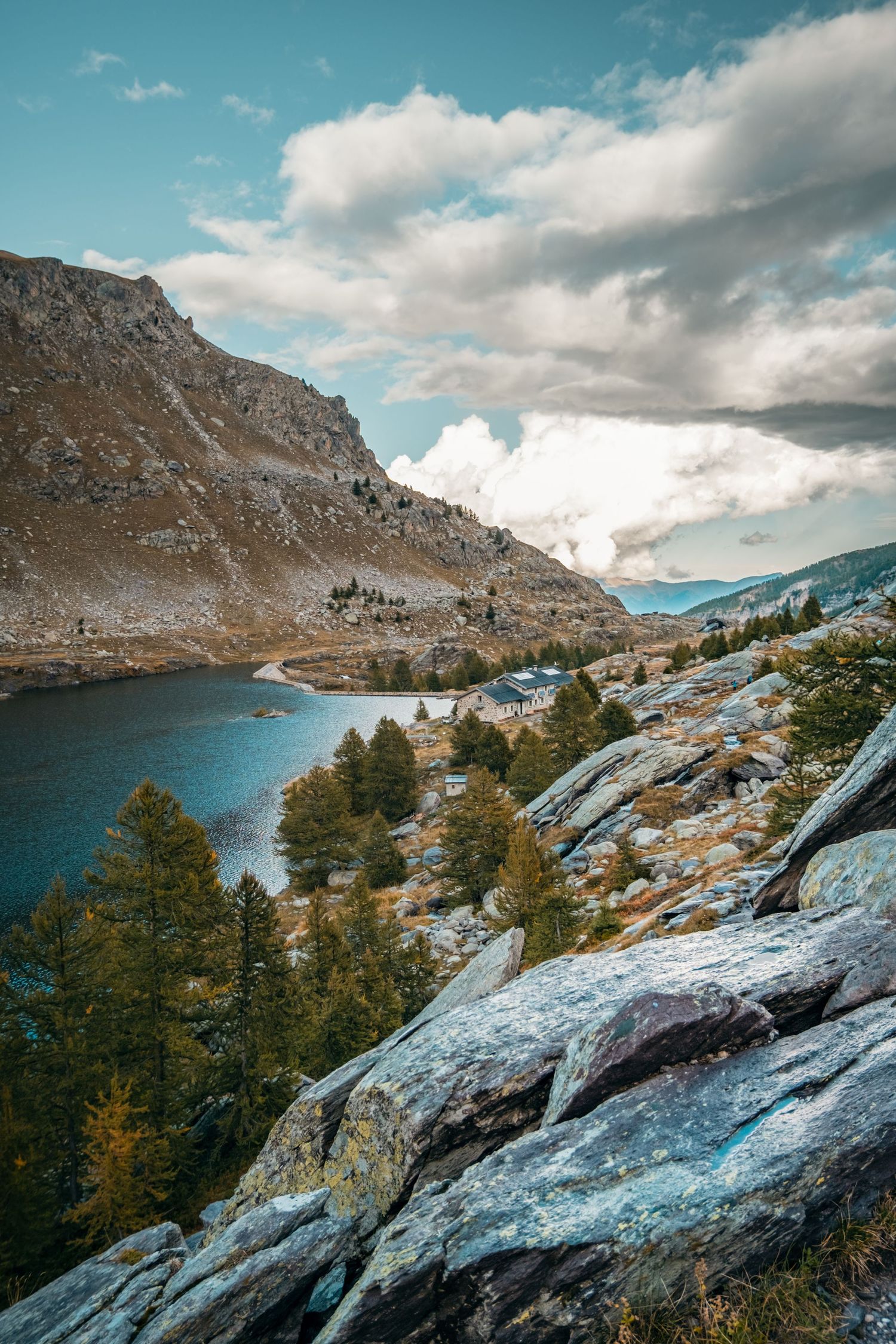Photo de paysage de montagne dans les Alpes avec un lac