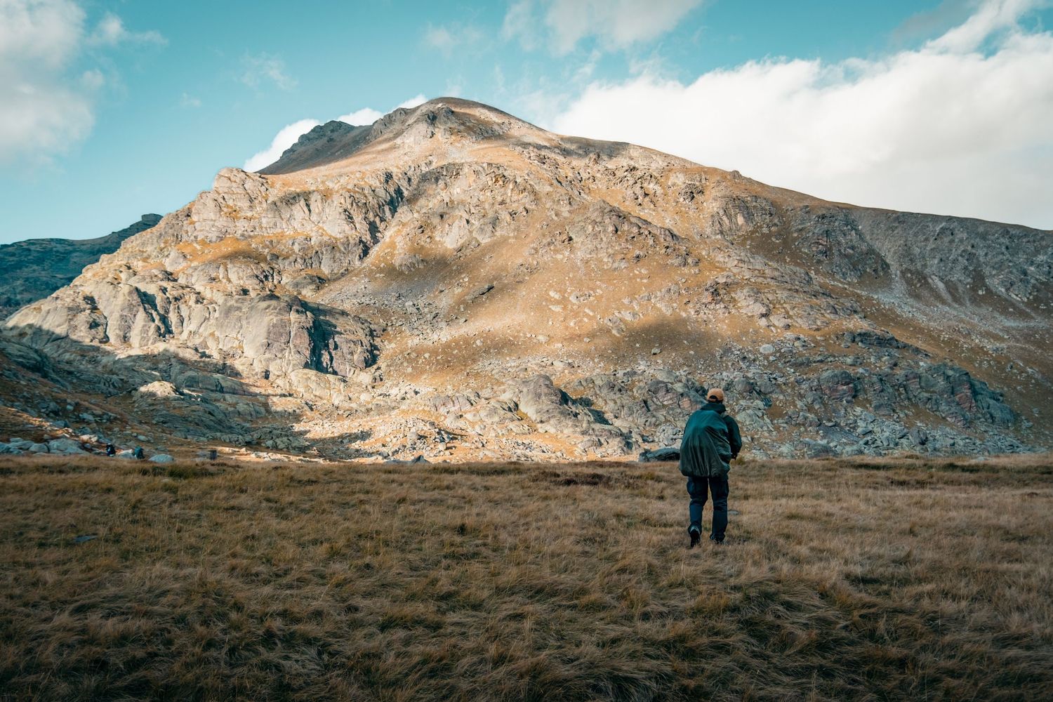 Photo de paysage dans les Alpes, un randonneur admire des montagnes