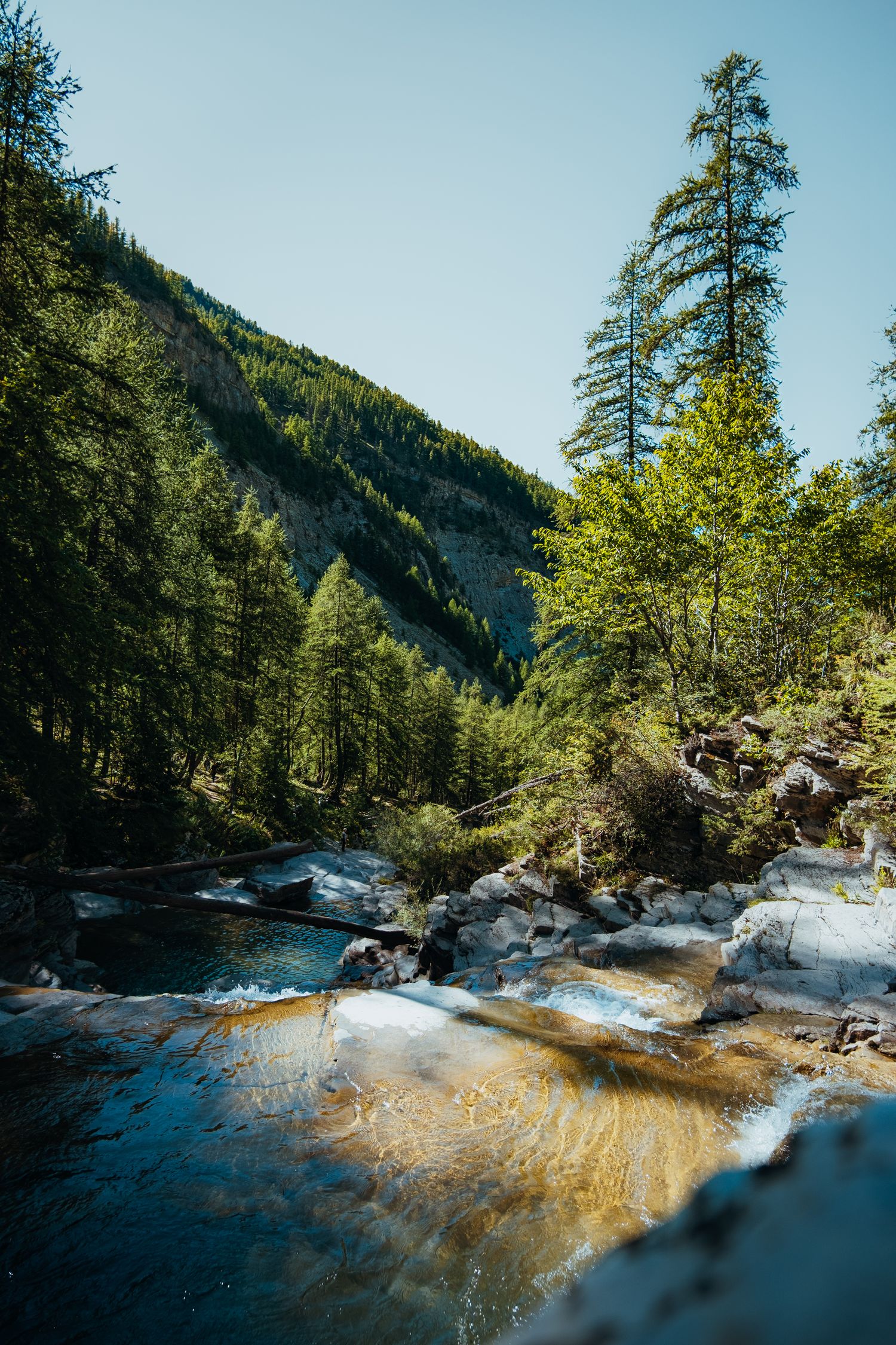 Photo de paysage d'une rivière dans les Alpes