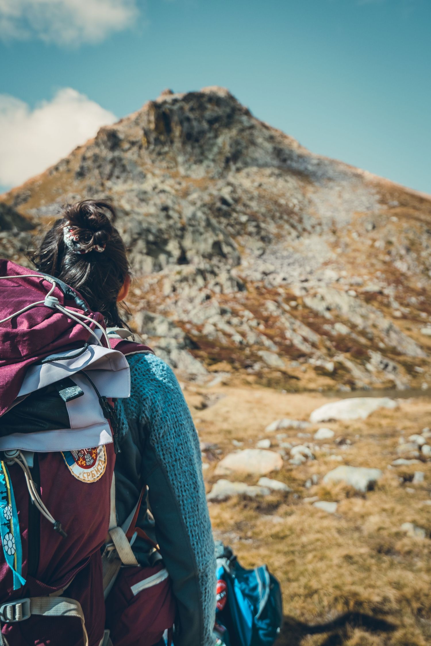 Photo d'une femme randonneuse devant un paysage de montagne dans les Alpes