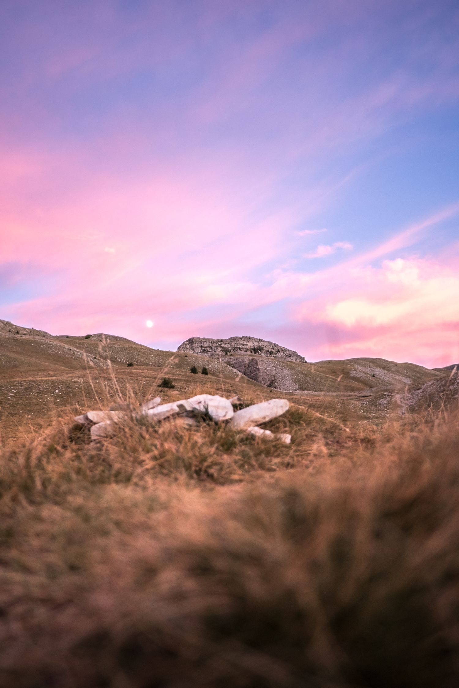 Photo de paysage en soirée, avec un ciel et ses nuages rosés