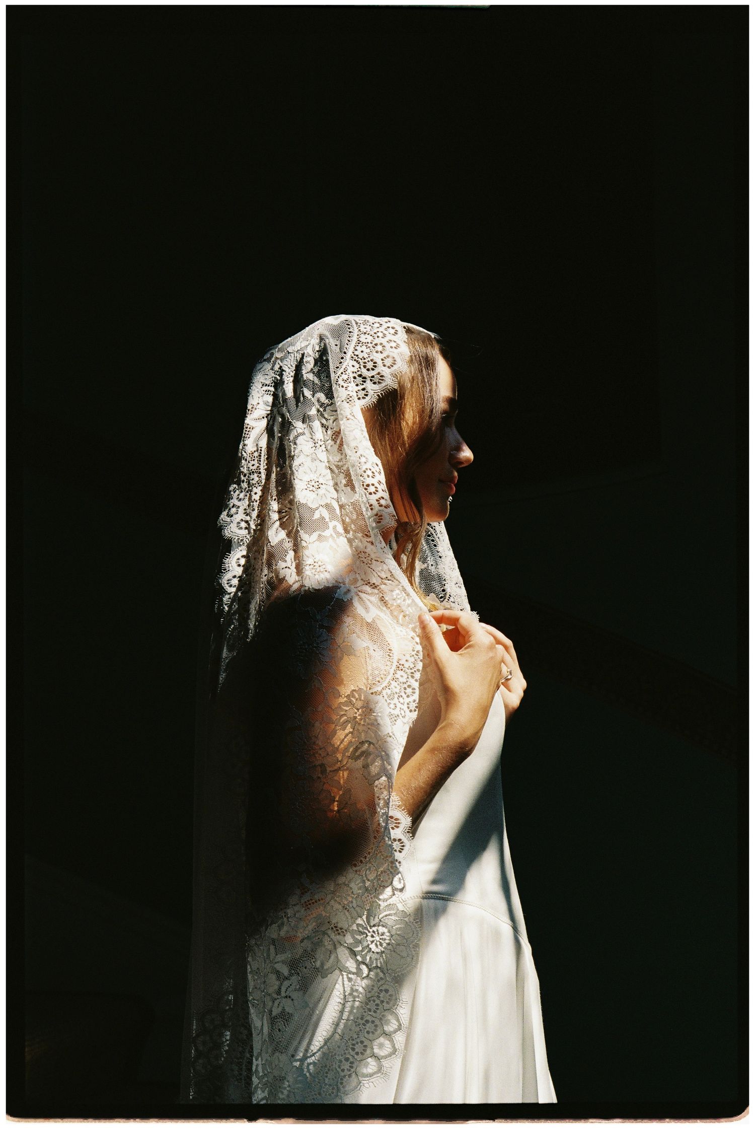 Mantilla veil. Lace detailing