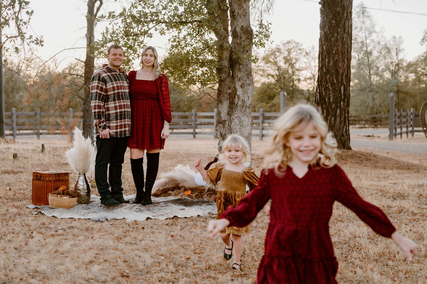 Four connected photos show people in red and plaid outfits posing outdoors during an autumn photo session in nature.