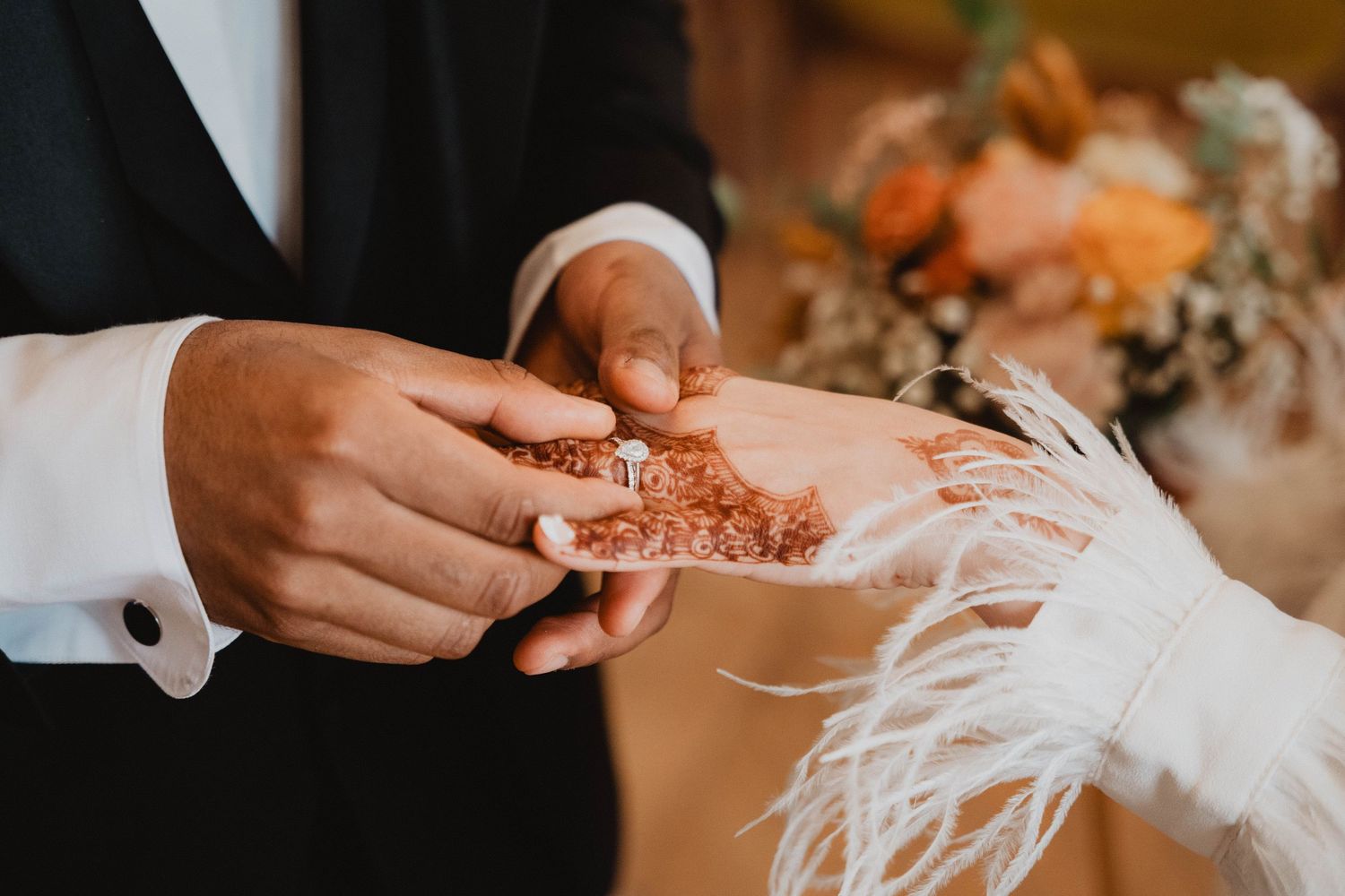 Gros plan sur des mains échangeant des alliances lors d'une cérémonie de mariage.