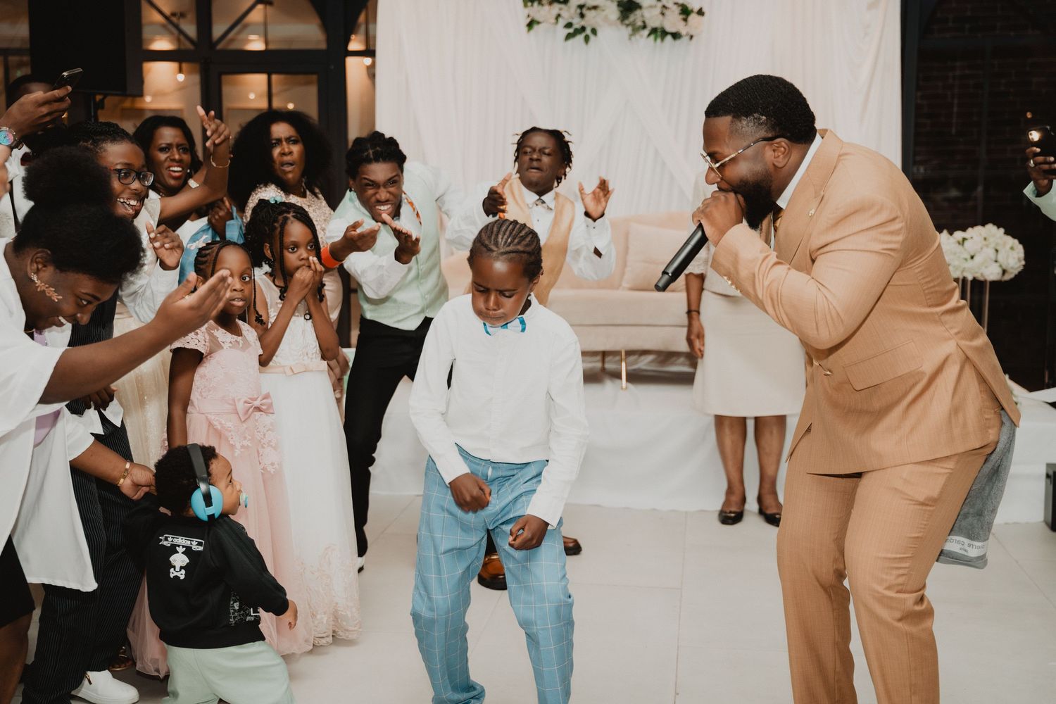 Lors de la réception, les invités dansent et célèbrent le mariage avec des expressions joyeuses.